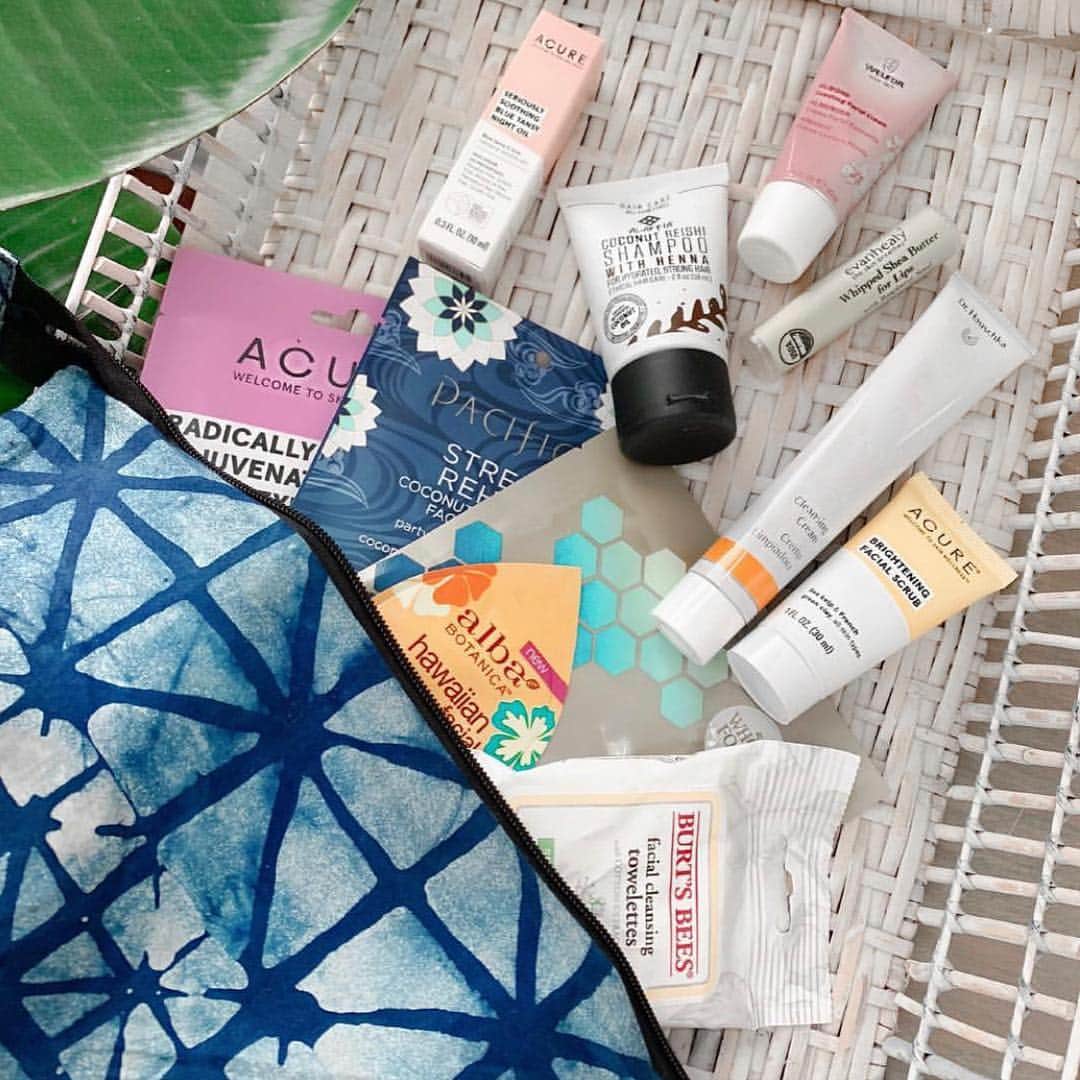 Whole Foods Marketさんのインスタグラム写真 - (Whole Foods MarketInstagram)「Looking to snag this year's Limited Edition Beauty Bag? There's still a chance! 🙌 Head over to @makeupbyalli, @jenniferhenrynovich, @sunkissalba, @gerihirsch or @thefoxandshe’s page to see how you can win one! Did we mention each bag has $100 worth of #cleanbeauty faves?💋Good luck!🤞#BeautyWeek #MakesMeWhole #Sponsored」3月31日 7時08分 - wholefoods