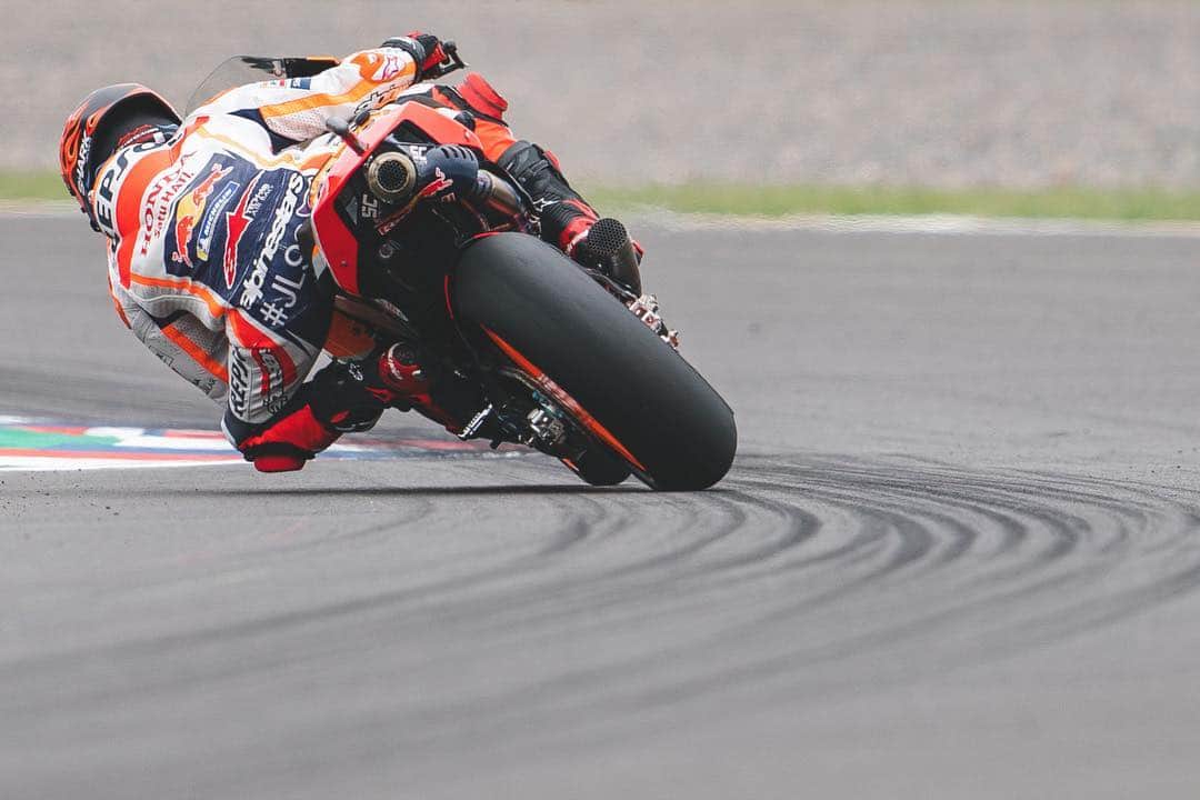 レプソル・ホンダさんのインスタグラム写真 - (レプソル・ホンダInstagram)「Five out of six #ArgentinaGP poles for Marquez 🐜🇦🇷. ⠀⠀⠀⠀⠀⠀⠀⠀⠀ @marcmarquez93 🅿️1️⃣ #MM93🐜 ⠀⠀⠀⠀⠀⠀⠀⠀⠀ @jorgelorenzo99 🅿️1️⃣2️⃣ #JL99😈 ⠀⠀⠀⠀⠀⠀⠀⠀⠀ #25RepsolHonda #Repsol #MotoGP #Honda #Racing #RepsolHonda #HRC #RC213V #MM93 #JL99 #MarcMarquez #JorgeLorenzo #ThePowerOfDreams #Motorcycle #Argentina #Practice 🇦🇷 #Qualifying」3月31日 7時08分 - hrc_motogp