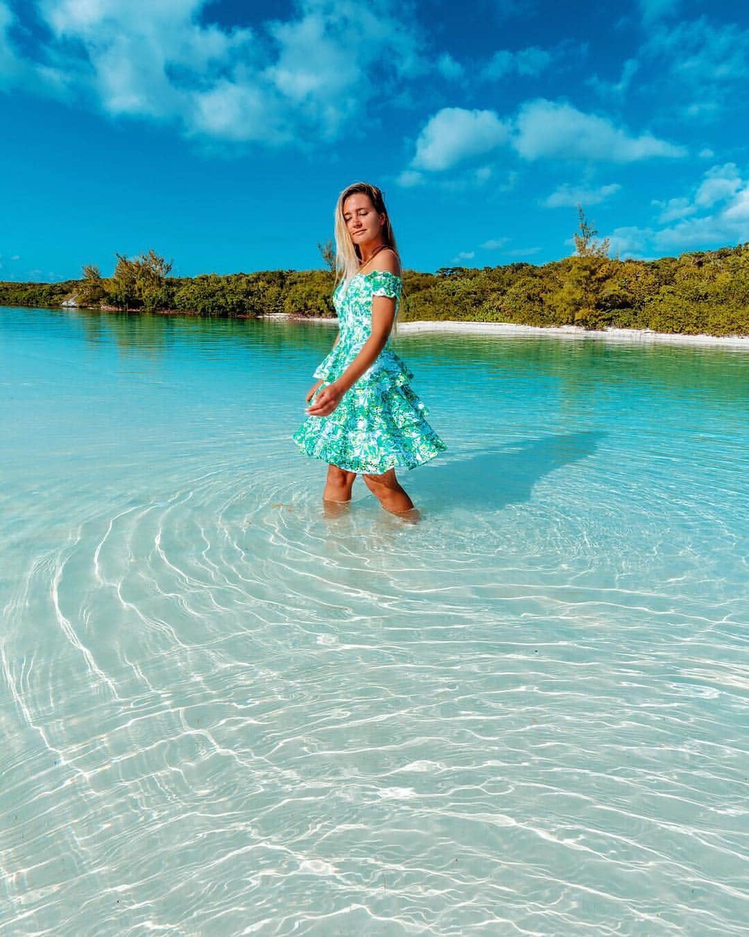 サシャ・カリスのインスタグラム：「Blending in with my environment 🌴💦 Dress by @lillypulitzer ✨ What are your favorite colors? . . . #bahamas #travel #travelphotography #travelblogger #vacation #beautifulplaces #lillypulitzer」