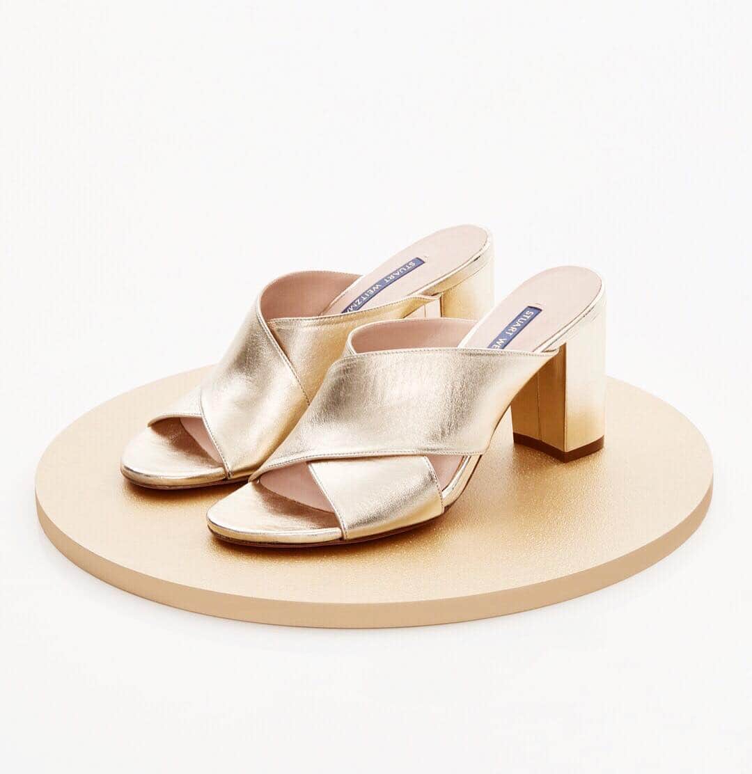 のインスタグラム：「The metallic makeup-inspired #GALENE slides have the golden touch. #StuartWeitzman #SWPalette」