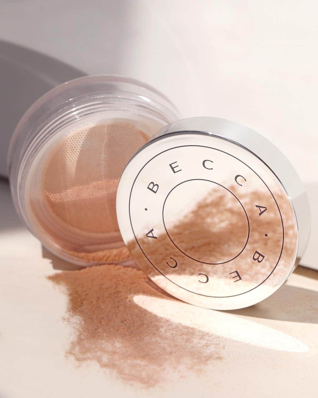 BECCAさんのインスタグラム写真 - (BECCAInstagram)「💨 Set your makeup with the revitalizing Hydra-Mist Set & Refresh Powder, now in Golden Bronze 😎 See why #BECCABeauties love this new shade on our #InstagramStories, and shop at @Sephora!」3月31日 7時20分 - beccacosmetics
