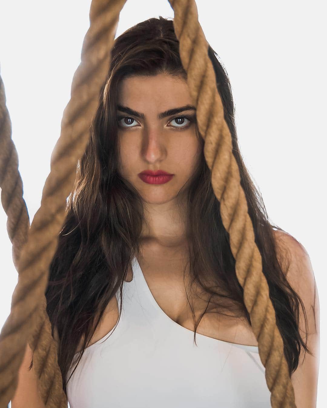 レイチェル・レビンのインスタグラム：「“Hey can you take a picture of me in between these ropes? Trust me it’ll look kinda cool”」