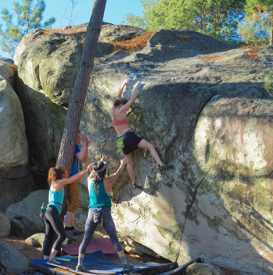 ベス・ロッデンさんのインスタグラム写真 - (ベス・ロッデンInstagram)「The warm weather just makes the Fontainebleau top outs and slopers that much more interesting, right? If you zoom in you can see the no dab spotting technique from @b__steel 😂 or maybe he’s just blinded by my white legs that haven’t seen the light of day since last fall 😎 Fun problem “La Porte du Temps” at Rocher de la Reine, thanks for the suggestion @clhemphi 👍」3月31日 7時31分 - bethrodden