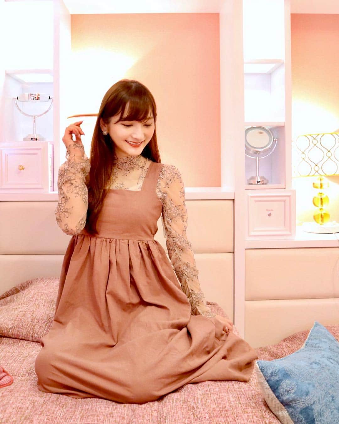 のインスタグラム：「おはようございます✨ 今日はいい天気で嬉しい💕  昨夜はオープン前から予約していたとっても可愛いお部屋に泊まりました💓 また書きますね💐  お洋服は @titivatejp です💕 下にレーストップスを着てみました🧸  dress : #titivate #ティティベイト  #coordinate#ootd#Japanese#Japanesegirl#Happy#girl#girly#fashion#instafashion#instagood#rubi_fashion#titivate#titivatestyle#バックリボンエプロンワンピース#ワンピ#背中見せ」