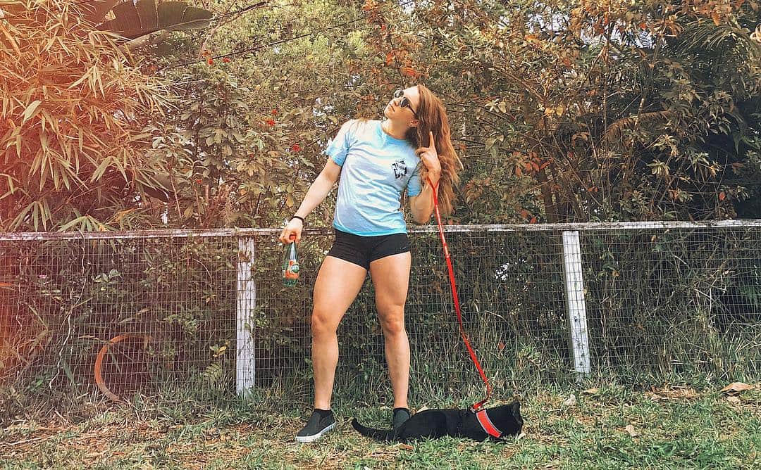 マッティ・ロジャーズのインスタグラム：「Just a friendly reminder that these shirts are gone forever in about 24hrs. Presale ends at 8pm EST Sunday. I’m not saying you’ll look as cool as me walking my cat with a Pierrer while he just eats grass.... but maybe. Link in bio」