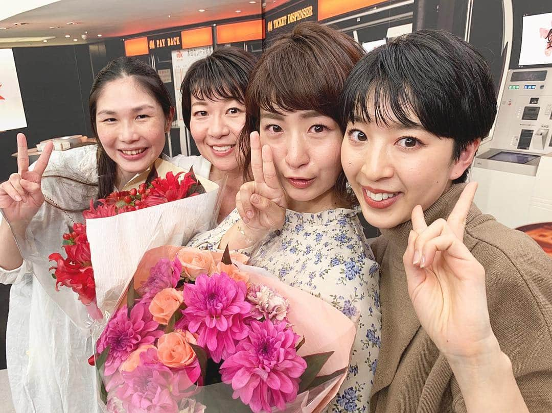 稲富菜穂さんのインスタグラム写真 - (稲富菜穂Instagram)「大好きなプラス女子メンバー💁‍♀️💕. . いつも可愛い衣装を用意してくれるなおさんに、いつも優しく太陽みたいな赤見さんに、いつも可愛いヘアメイクしてくれるはなさん😊💕. . 大好きです〜☺️💕. . #競馬展望プラス #女子メンバー #なおさん #赤見千尋 さん #はなさん #女子会 #スタイリスト #ヘアメイク #毎週尽きない話 #大好きです」3月31日 7時49分 - inatomi74