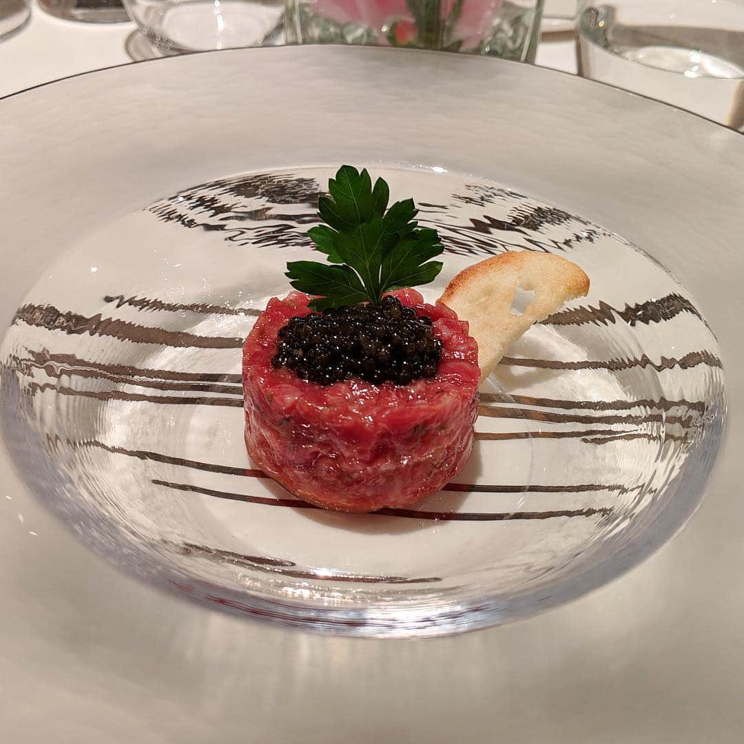 大見さなえさんのインスタグラム写真 - (大見さなえInstagram)「のざき牛ステーキ食べ比べ❣️ 肉の日会☺️🍖続き 中目黒『steak dining vitis』 ・ 特に黒毛和牛タン元厚切り炉端焼きの 歯切れと柔らかさが忘れられない🤤💓 ・ 他にもキャビアたっぷりの和牛のタルタルや 蛤のスープがでてきて、蛤をたべると 明石焼きランプ漬けのお茶漬け風に変わる楽しさも😍 ・ 最後の一口カレーは大盛りにしてくださった☺️🍛嬉しい！ ・ モテクリエイターのゆうこすさん、 久しぶりにお会いできた銀座の愛美ママや 皆さんグルメな方で素敵な空間でした☺️✨ ご協賛 google様  ケーキ ルワンジュ東京様✨ ありがとうございました(*^^*) ・ #pixelで撮影 #teampixel #お肉 #肉 #meat #teampixel #肉の日 #肉会 #29の日 #お肉女子 #めぐログ_中目黒 #beef #肉テロ #steakdining vitis」3月31日 7時50分 - tabe_megumi