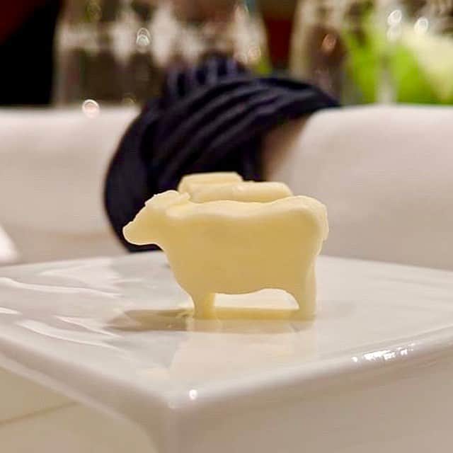 大見さなえさんのインスタグラム写真 - (大見さなえInstagram)「のざき牛ステーキ食べ比べ❣️ 肉の日会☺️🍖続き 中目黒『steak dining vitis』 ・ 特に黒毛和牛タン元厚切り炉端焼きの 歯切れと柔らかさが忘れられない🤤💓 ・ 他にもキャビアたっぷりの和牛のタルタルや 蛤のスープがでてきて、蛤をたべると 明石焼きランプ漬けのお茶漬け風に変わる楽しさも😍 ・ 最後の一口カレーは大盛りにしてくださった☺️🍛嬉しい！ ・ モテクリエイターのゆうこすさん、 久しぶりにお会いできた銀座の愛美ママや 皆さんグルメな方で素敵な空間でした☺️✨ ご協賛 google様  ケーキ ルワンジュ東京様✨ ありがとうございました(*^^*) ・ #pixelで撮影 #teampixel #お肉 #肉 #meat #teampixel #肉の日 #肉会 #29の日 #お肉女子 #めぐログ_中目黒 #beef #肉テロ #steakdining vitis」3月31日 7時50分 - tabe_megumi
