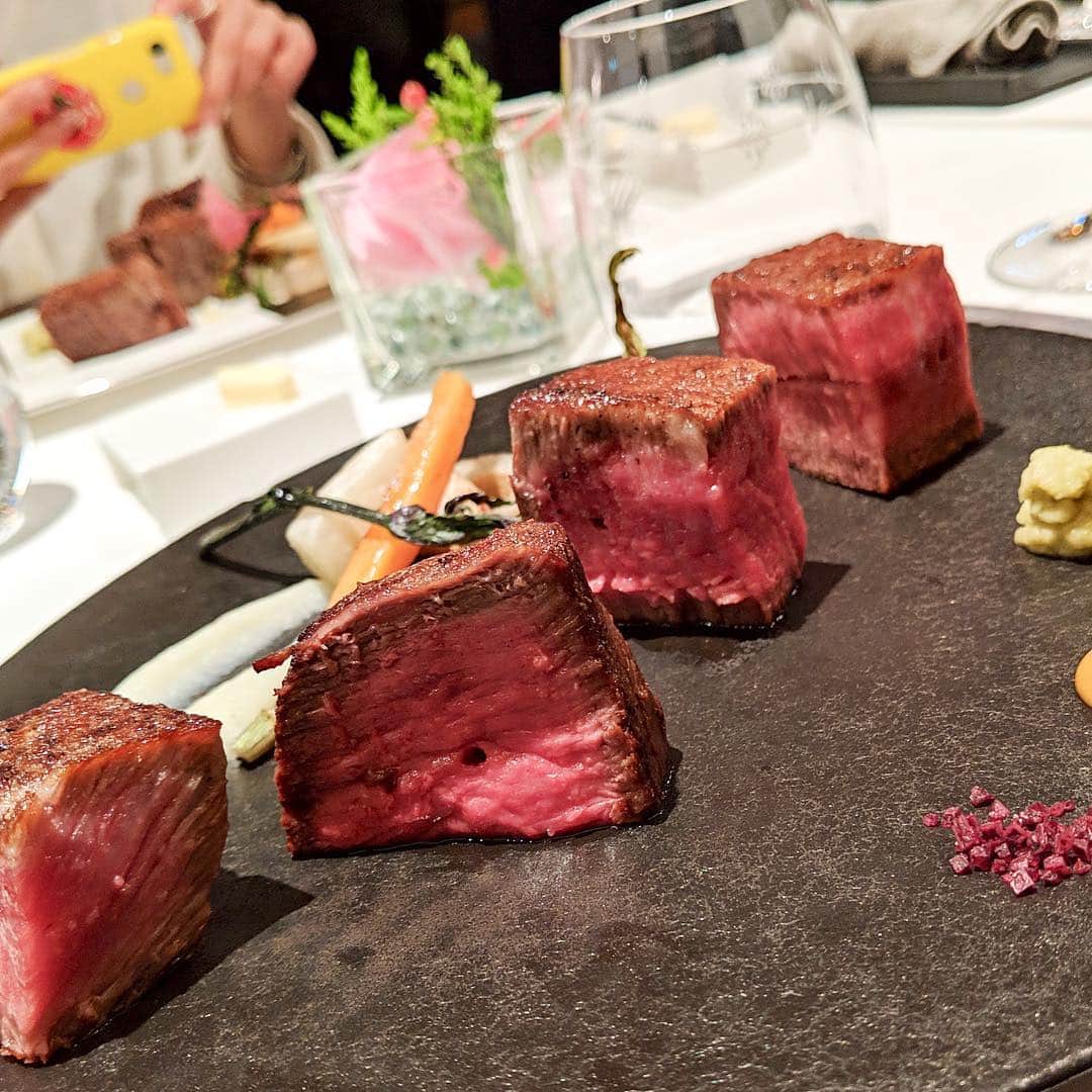 大見さなえさんのインスタグラム写真 - (大見さなえInstagram)「のざき牛ステーキ食べ比べ❣️ 肉の日会☺️🍖続き 中目黒『steak dining vitis』 ・ 特に黒毛和牛タン元厚切り炉端焼きの 歯切れと柔らかさが忘れられない🤤💓 ・ 他にもキャビアたっぷりの和牛のタルタルや 蛤のスープがでてきて、蛤をたべると 明石焼きランプ漬けのお茶漬け風に変わる楽しさも😍 ・ 最後の一口カレーは大盛りにしてくださった☺️🍛嬉しい！ ・ モテクリエイターのゆうこすさん、 久しぶりにお会いできた銀座の愛美ママや 皆さんグルメな方で素敵な空間でした☺️✨ ご協賛 google様  ケーキ ルワンジュ東京様✨ ありがとうございました(*^^*) ・ #pixelで撮影 #teampixel #お肉 #肉 #meat #teampixel #肉の日 #肉会 #29の日 #お肉女子 #めぐログ_中目黒 #beef #肉テロ #steakdining vitis」3月31日 7時50分 - tabe_megumi