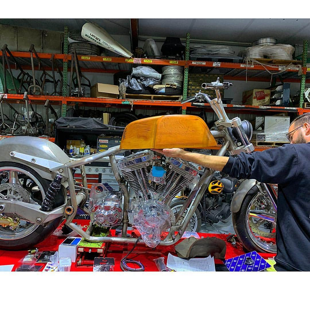 ウエストコーストチョッパーズさんのインスタグラム写真 - (ウエストコーストチョッパーズInstagram)「Saturday work duty: I got this OG Norton Manx wood tank buck 15 years ago from @iwasjeffdecker Its been kicking around the shop all those years collecting a lotta dust. I have a customer I’m building a @westcoastchoppers Dominator-S for that said I can do whatever I want. We Held that buck up to the frame and Bamm-O!! It’s perfect! The front of the tank even magically matches the rake. So I’ve been spending the last couple Saturdays knocking one out on the Yoder. Fun/tricky little shape to make. Just two more side pieces to shape and I can stick it together.  Oh and Incase you didn’t notice I am still building bikes. Gotta keep those sheet metal skills sharp! #jessejames」3月31日 7時56分 - popeofwelding