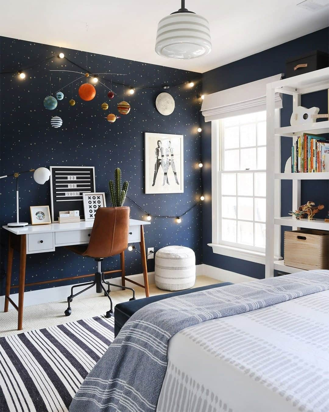 west elmさんのインスタグラム写真 - (west elmInstagram)「@sunnycirclestudio makes design look easy with this celestial-inspired upgrade for her son's bedroom! (Grown-up pieces will adapt over the years.) 💫🌙🚀 More pics from link in bio. #celestialwallpaper #wallpaper #spacetheme #kidsbedroom #kidsroomdesign #ontheblog」3月31日 7時56分 - westelm