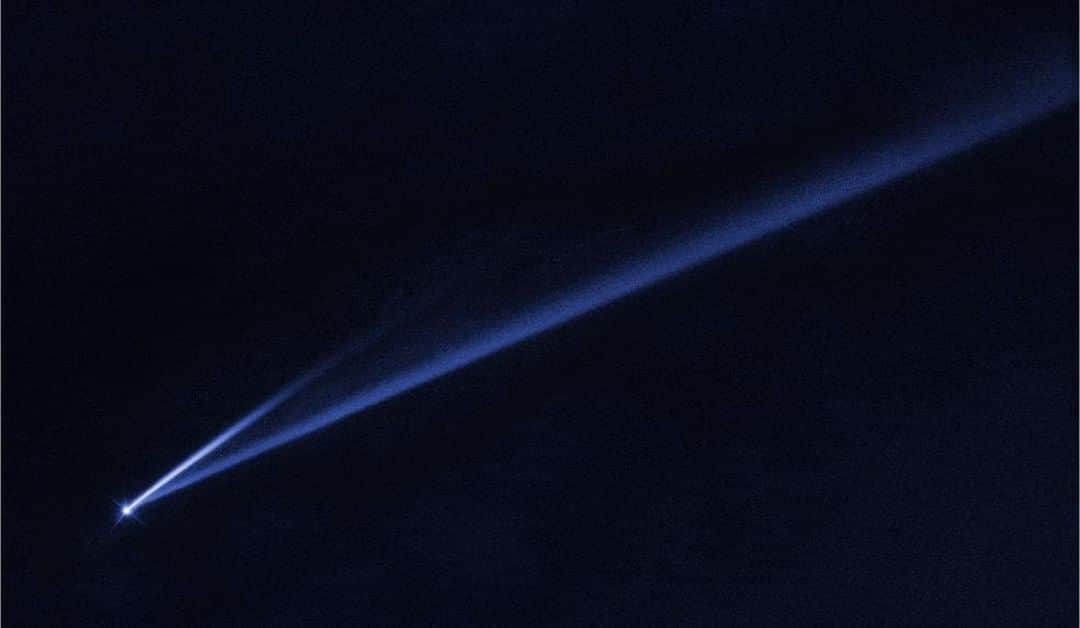NASAさんのインスタグラム写真 - (NASAInstagram)「Check yourself before you wreck yourself!  This @NASAHubble image reveals the gradual self-destruction of an asteroid, whose ejected dusty material has formed two comet-like tails. The longer tail stretches more than 500,000 miles and is roughly 3,000 miles wide. The shorter tail is about a quarter as long. The streamers will eventually disperse into space.  Credits: NASA, ESA, K. Meech and J. Kleyna (University of Hawaii), and O. Hainaut (European Southern Observatory)  #SelfDestruction #NASA #HubbleSpaceTelescope」3月31日 8時07分 - nasa