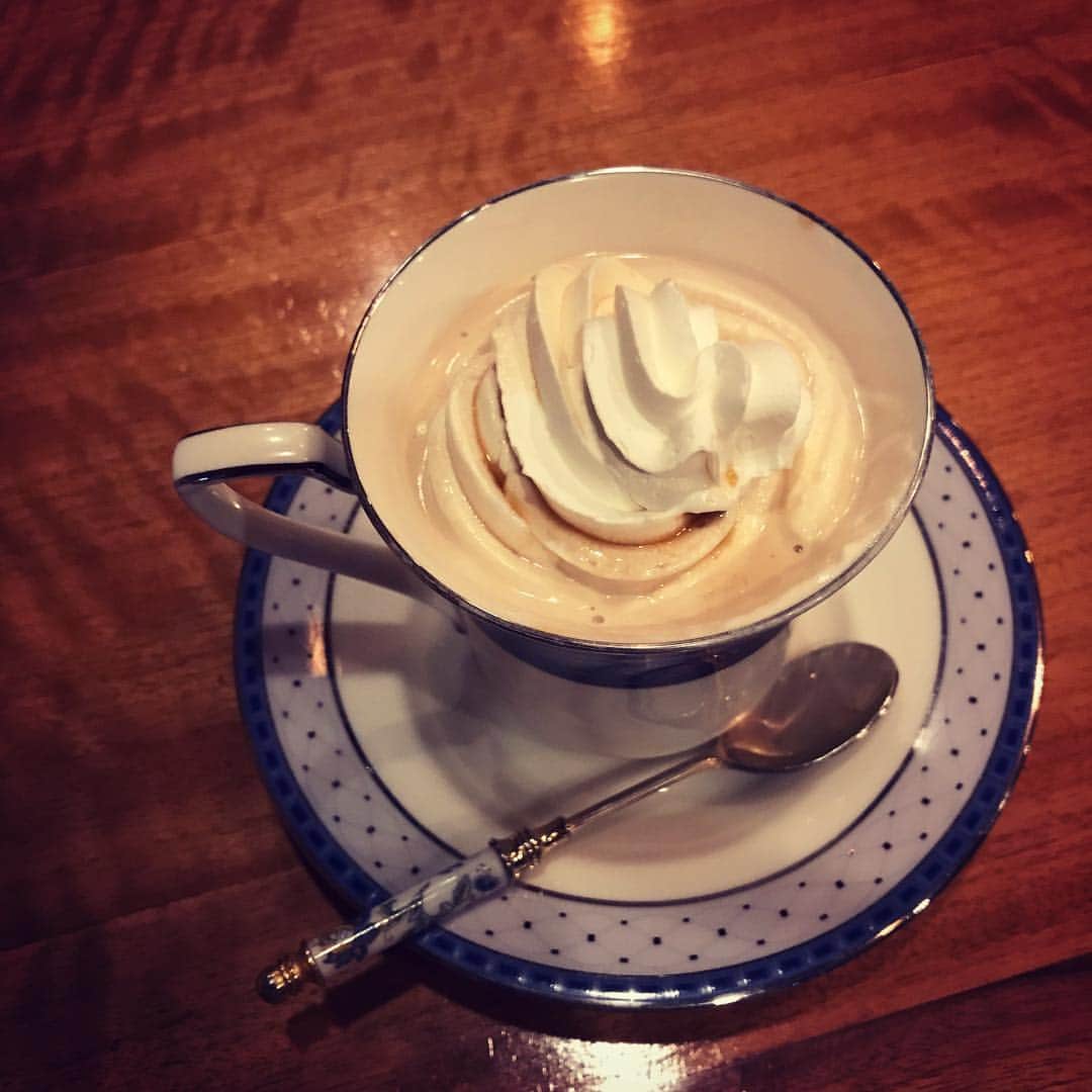 のインスタグラム：「珍しく連泊の お仕事でした。  空き時間に見つけた 喫茶店。  年配のご夫婦が 営んでるご様子。  美味しい 生姜焼き定食と ウィンナーコーヒーの セットを頂きました。  料理上手な 親戚のお家に来た 気分になれて 癒された時間。  でも、なかなか 普段の行動範囲だと 行かない場所。  またいつか 来れたらいいなぁ。  御馳走様でしたっ。  #ウィンナーコーヒー  #wienerkaffe  #einspänner  #kaffeemitschlagobers  #ホイップクリーム  #コーヒー  #coffee  #whippedcream  #喫茶店  #ご夫婦  #couple  #行き当たりばったり  #cafe  #カフェ  #カフェご飯  #貸切 状態 #贅沢な時間  #生姜焼き 後 #メニュー たくさん #menu  #小旅行気分  #モデル のお仕事 #泊まり のお仕事 #撮影  #早起き 頑張った #純喫茶  #モデル  #model  #井上睦都実  #睦」