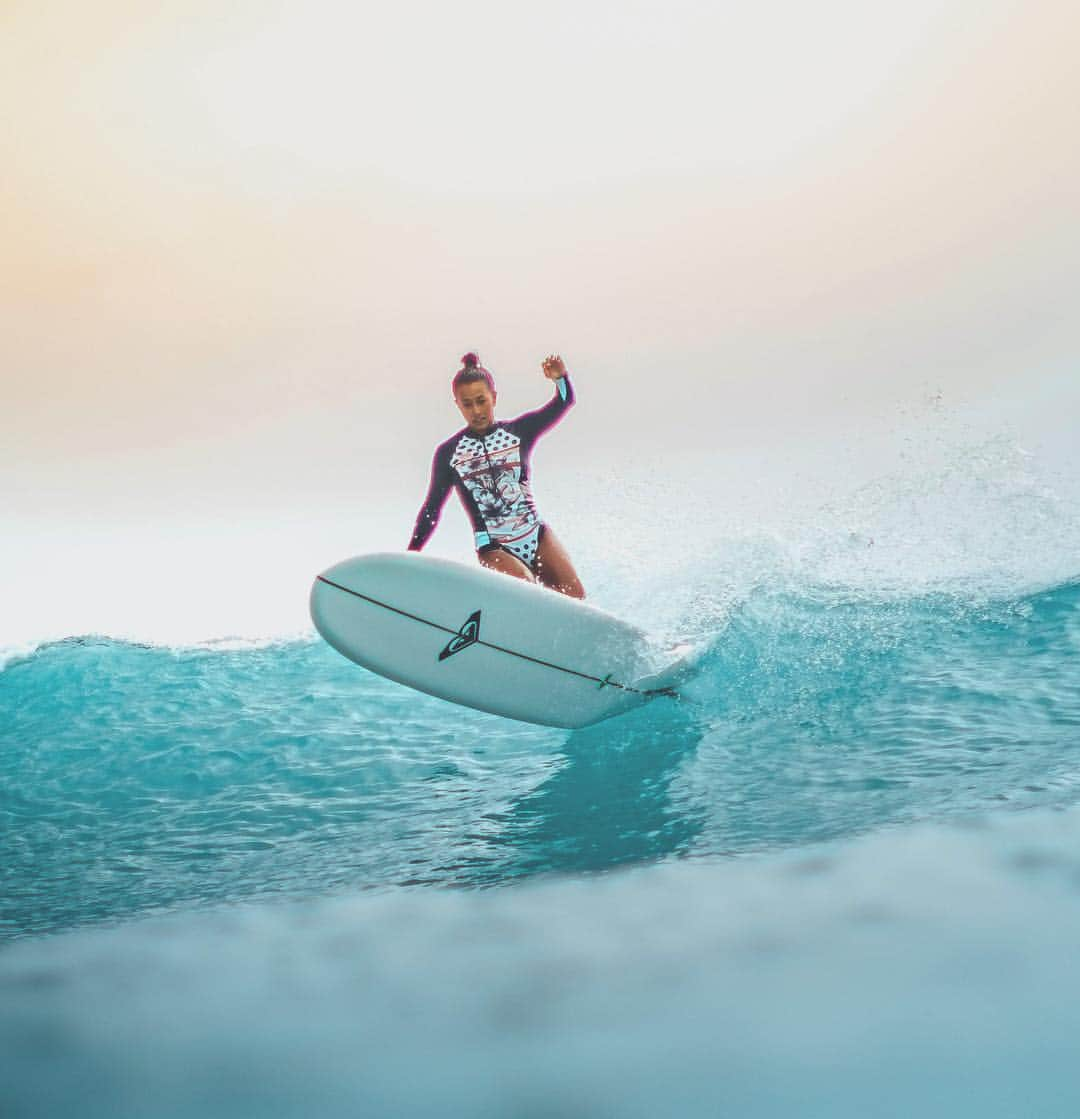 ケリア・モニーツさんのインスタグラム写真 - (ケリア・モニーツInstagram)「Happy Hour at Waikiki looks like this followed by Maitais at @dukeswaikiki PC: @tommypierucki // Board: @joshhallsurfboards」3月31日 8時13分 - keliamoniz