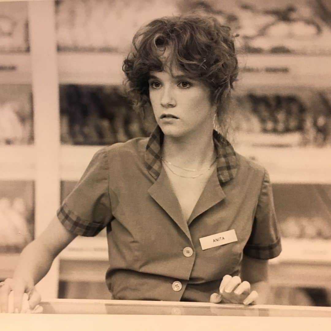 リー・トンプソンさんのインスタグラム写真 - (リー・トンプソンInstagram)「When I worked at a doughnut shop 134 years ago.  #thewildlife」3月31日 8時23分 - lea_thompson