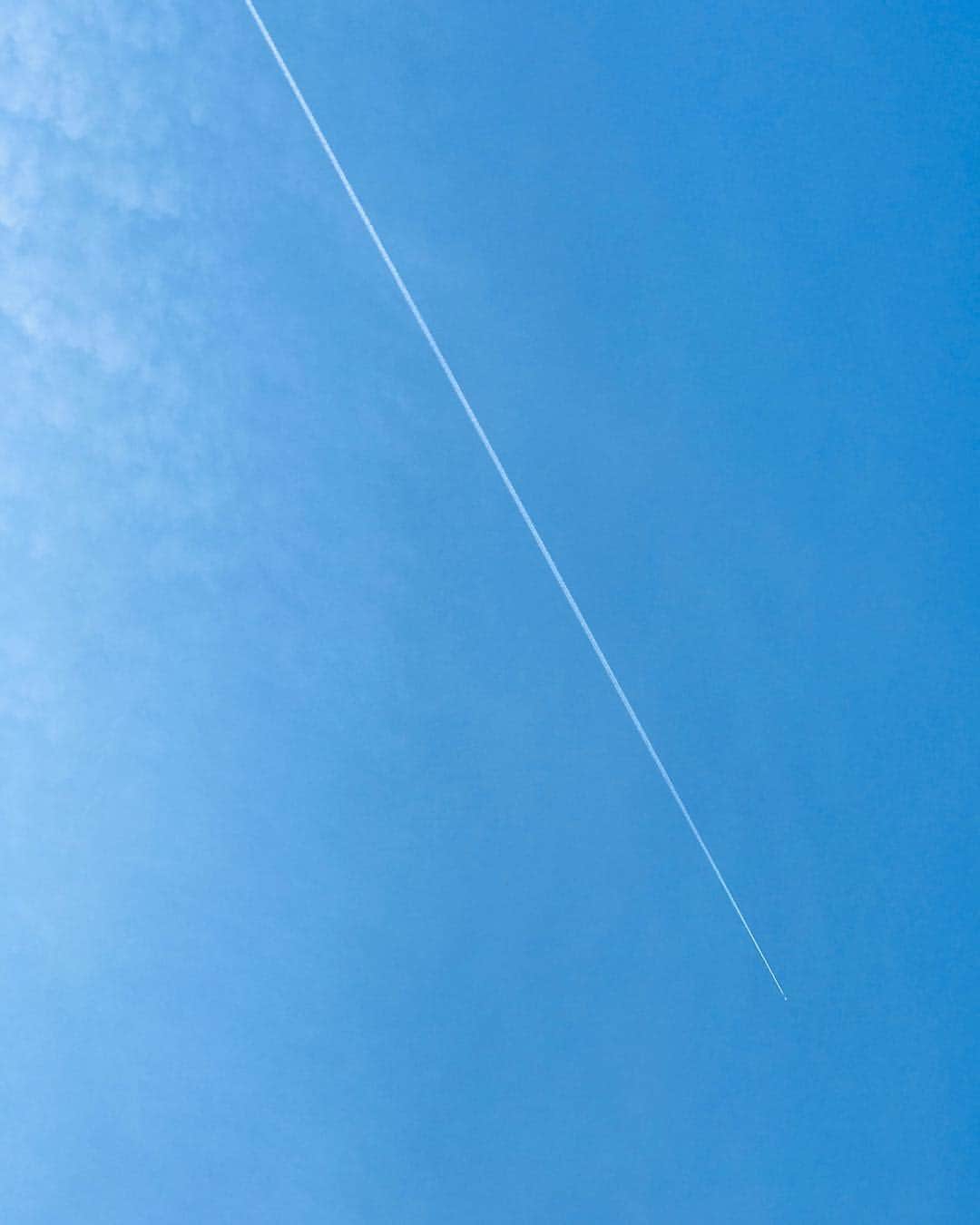 BLUER®︎ -ブルーアーさんのインスタグラム写真 - (BLUER®︎ -ブルーアーInstagram)「✴︎ Jet clouds ・ wow 落下してみえるけど さらに遠くへ進んでいる飛行機…🗺 ・ ___....---------- ✈︎ * ほんとに地球は丸いんだne🌐👍🏼🤙🏼🤘🏼✨ 👽🤡👻🤖 ・ ・ Report by  BLUER STAFF 🛴✨ #bluer #teambluer #bluerco  #カリフォルニア #surf #旅 #サンタモニカ #outdoor #旅好きな人と繋がりたい #海好きな人と繋がりたい #サーフィン #海 #ライフスタイル #サーフィン #sup #ライフセービング #ビーチ #スノーボード #スケートボード #surf #sunset #instagood #イマソラ #sparkjoy #ひこうきぐも #contrails #grobe」3月31日 8時36分 - bluer.tokyo