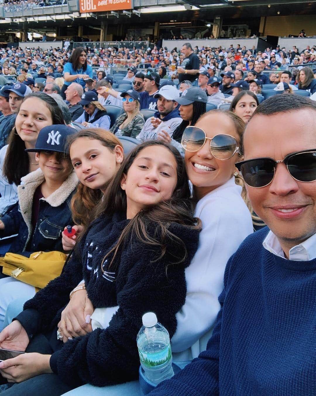 E! Onlineさんのインスタグラム写真 - (E! OnlineInstagram)「We're root, root, rooting for this family. ⚾(📷: @arod)」3月31日 8時31分 - enews