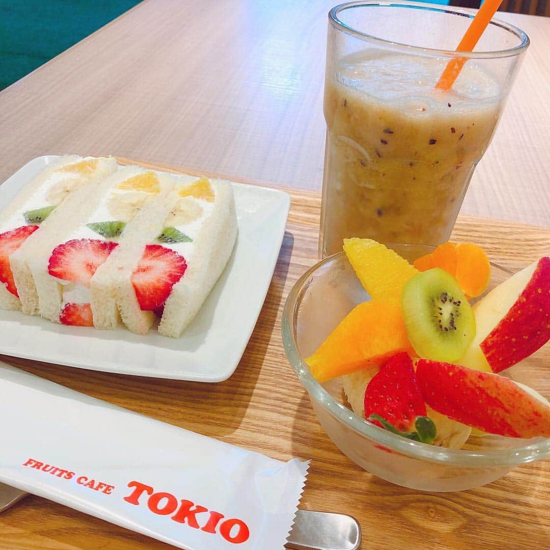 taro_smiledaysのインスタグラム：「#フルーツサンド ・ ・ ・ ・ 入院前に食べたものシリーズ⤴︎⤴︎ ・ ・ @fruitscafe_tokio の フルーツサンド🍓🍌🥝 ・ ・ 果物屋さん直営！ 程よい甘さの生クリームと新鮮フルーツがベストマッチ😍 ・ あああ、また食べたい〜😋🍹 ・ ・ ・ ・ いよいよ正産期（37週）に突入！ ここからは出産の兆候が出たら張り止めの薬や点滴は使わず、出産一択になるそう😳✨ ・ 今のところ双子も私も元気💪 私は体重＋13kg、腹囲99cmと更に肥えてきました🐷💕 ・ 妊婦生活もラストスパート、食欲が止まらない〜 ・ ・ ・ ・ ・ #fukuoka #fukuokacafe #fukuokasweets  #fruits #fruitsandwich  #福岡 #福岡カフェ #福岡グルメ #サンドイッチ #カフェ巡り #fruitscafetokio  #フルーツカフェtokio」