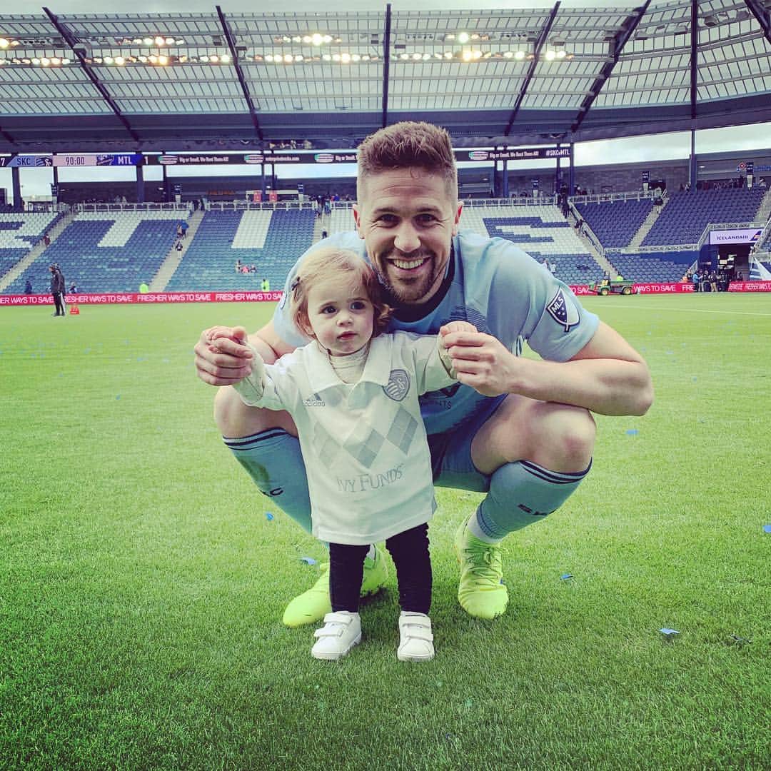 アンドレウ・フォンタスのインスタグラム：「Amazing victory at home!! And so happy to be back💪🏻🔹🔹 #ForGloryForCity #ProudDaddy」