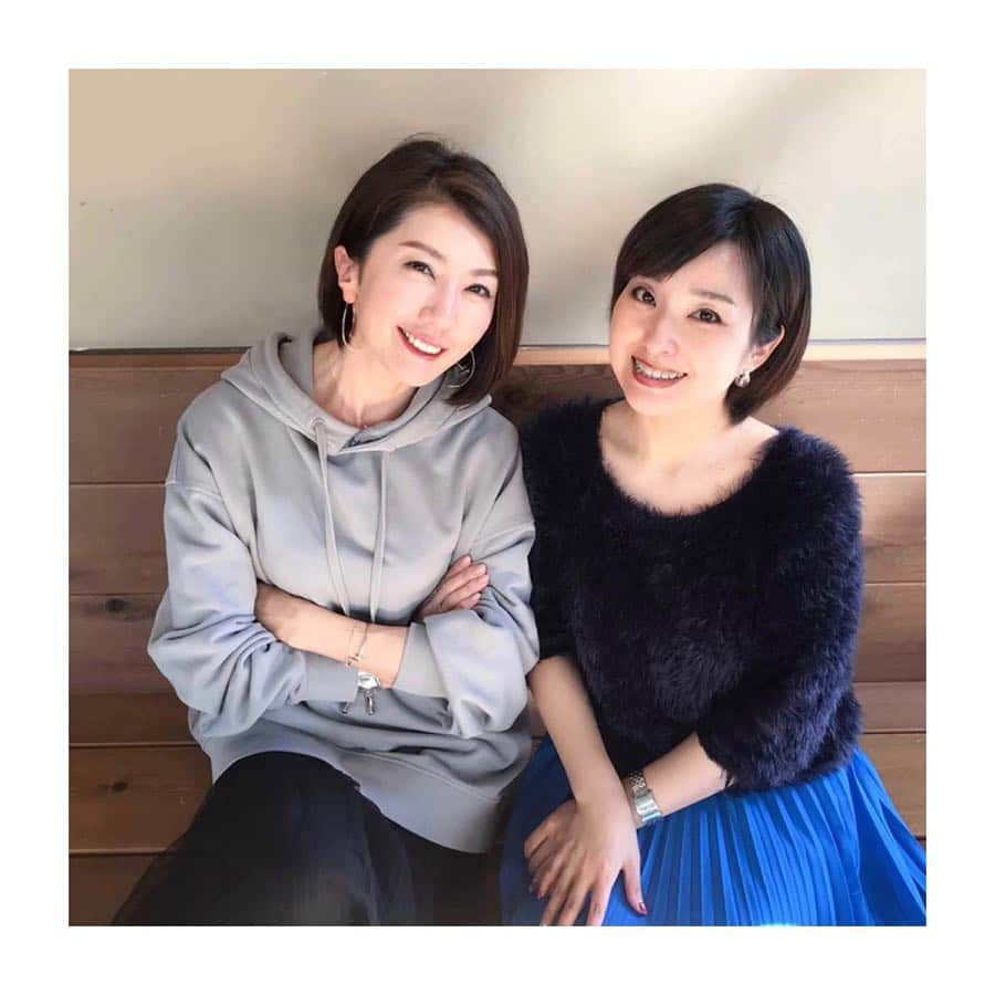 のインスタグラム：「先日、ご縁を繋いで頂いた #doclasse の広報・工藤さんと、 自由が丘のスタバでお茶して盛り上がり、そのまま店舗でお買い物😂 ・ ベーシックから大人が着られる綺麗目カジュアルまでお手頃価格で手に入るのでお仕事用にと色々買い足し😆 ・ 白のコットンブラウスはシンプルだけど、袖口がダブルカフスにも出来て一枚でもジャケットのインナーとしても活躍しそうです！ ・ 先日、息子の学校の面談でも着用した2枚目。って。分からないか😂 ・ ・ @doclasse_style ・ #シンプル #大人カジュアル #きれいめコーデ  珍しく #ママコーデ ・ @chikastyle_103  #thanks」