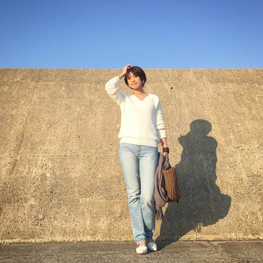 のインスタグラム：「#coordinate * * * 暖かくなってきて海に行くのが気持ち良くなってきた🌊 でも、福岡は波がなくなってきたみたい😅 宮崎行きたいなぁ🌴💕 * * * せっかくの日曜だけど、今日からパパ仕事🙋🏽‍♂️ さて、息子と2人どうしよう🤔 * * * #いつコ #いつかのコーデ  #先日のコーデ #カジュアルコーデ #ママカジュアル #ママコーデ  #シンプルコーデ #大人カジュアル #プチプラコーデ #プチプラファッション  #kaumo_fashion #locari #ponte_fashion #mamagirl #mineby3mootd #ママスタ春コーデ  #アラフォーママ #アラフォーコーデ」