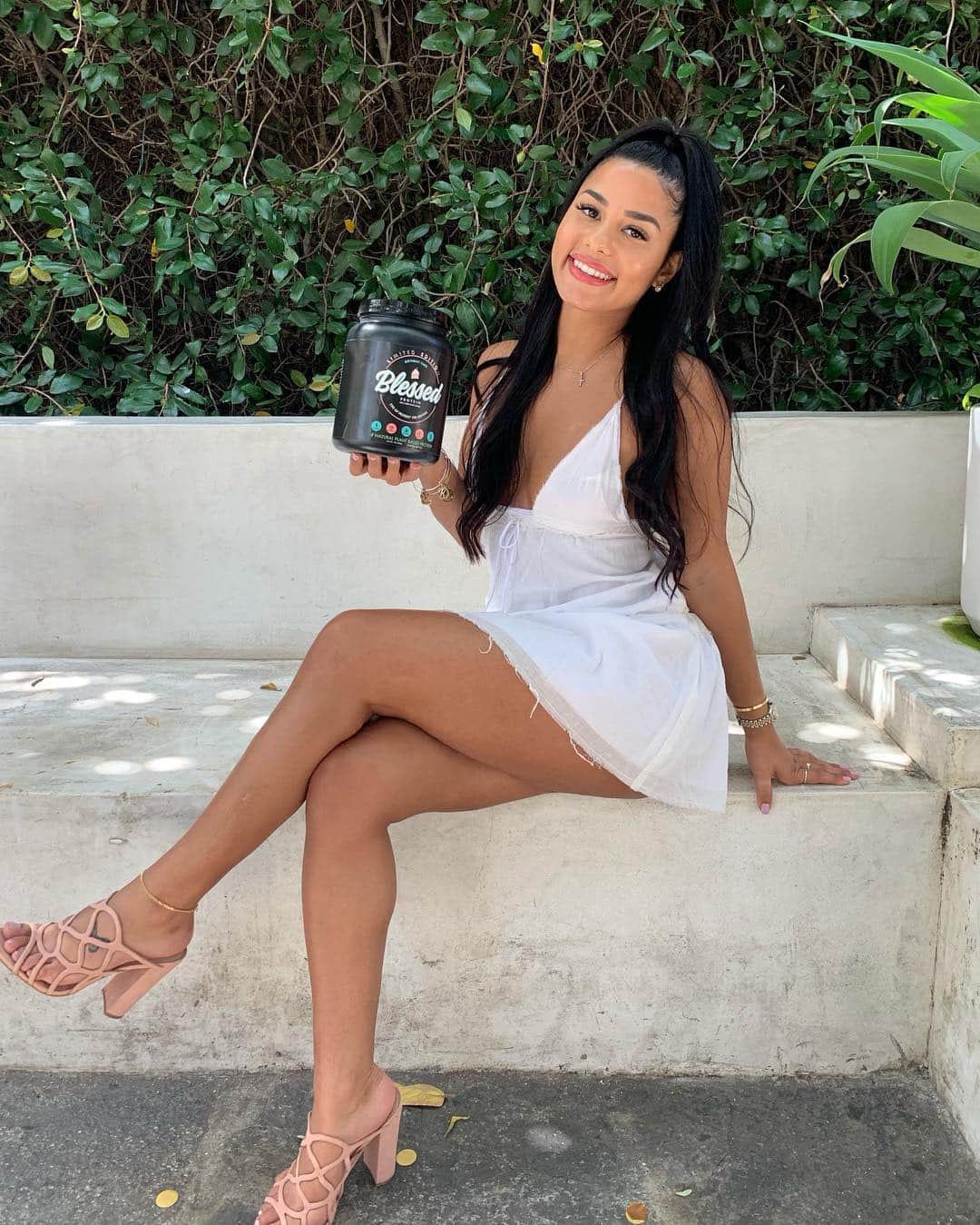 Katya Elise Henryさんのインスタグラム写真 - (Katya Elise HenryInstagram)「@blessedprotein turned 1 yesterday 💕 AND... I revealed the new flavor... birthday cake!!! 🍰 it’s limited edition so don’t miss out! pre order yours now on www.ehplabs.com & use my code KATYA10 to save 10% off!」3月31日 8時42分 - katyaelisehenry