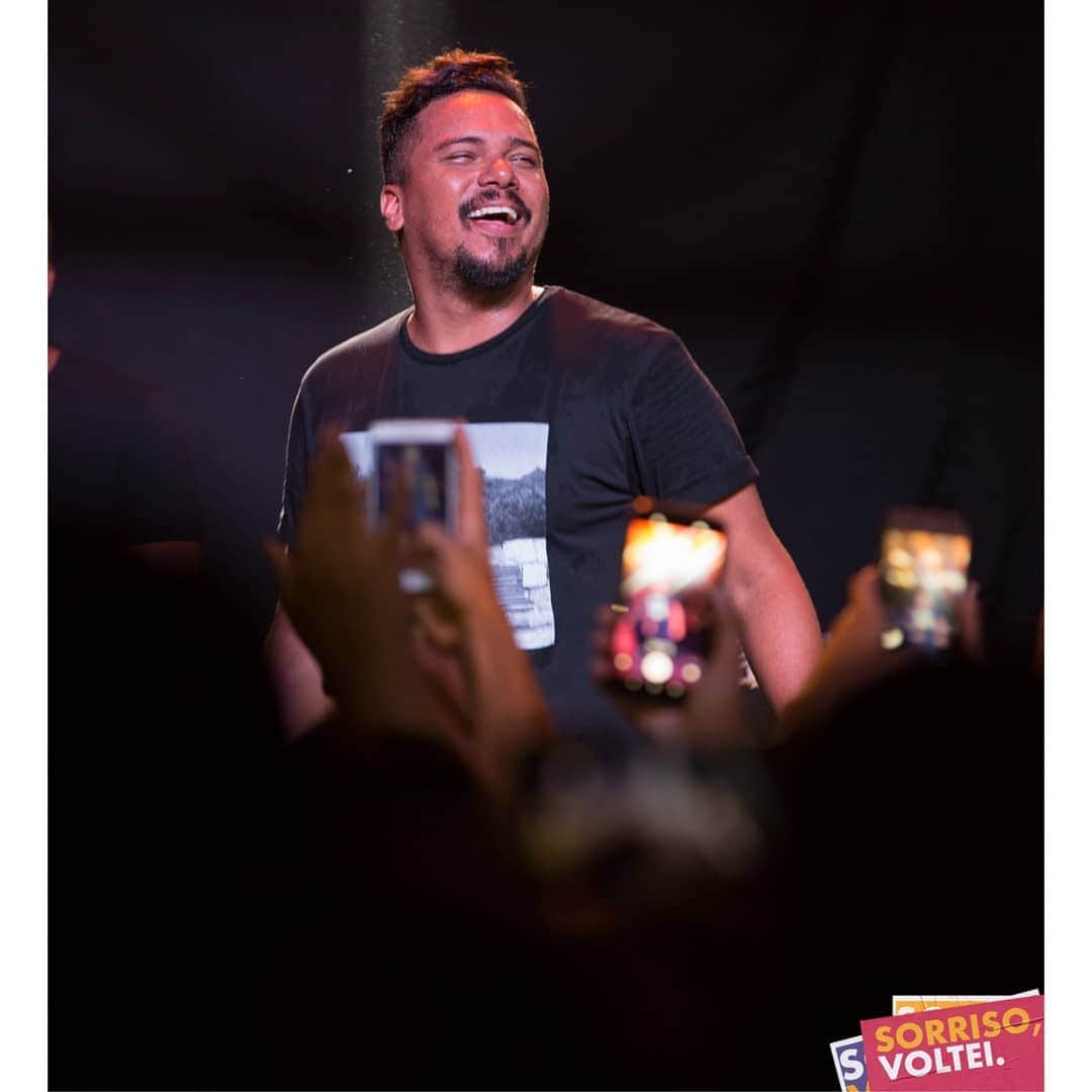 Sorriso Marotoのインスタグラム：「Voltamos das férias cheios de gás e encontramos a turma de Vargem Grande Paulista daquele jeito! 😀  Valeu pela noite! ❤️ #SorrisoVoltei @bcbrunocardoso @eusergiojr @crisjog @vinisorriso @frd.silva 📷 @ovitorbranco」