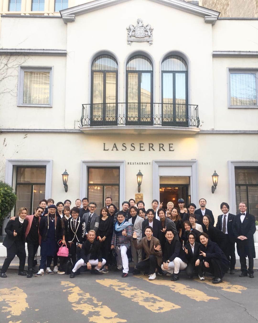 朝日光輝さんのインスタグラム写真 - (朝日光輝Instagram)「@lorealpro PARISで  日本🇯🇵でもなかなか会えない美容師のメンバーと✨😊 * * * * * * * * * * * * #loreal#lorealpro#ロレアル#ロレアルプロ#paris#パリ#美容#美容師#出会い@感謝#思い出#ありがとうございました」3月31日 9時11分 - mitsuteru_asahi