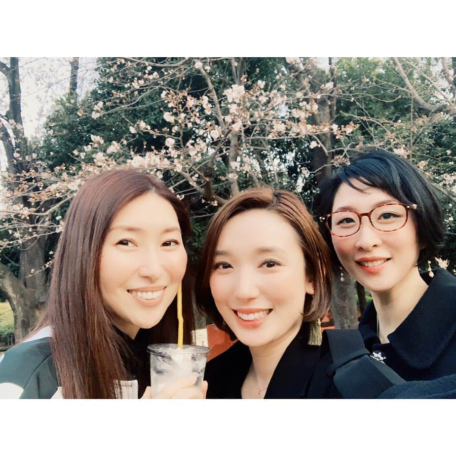 沙央くらまさんのインスタグラム写真 - (沙央くらまInstagram)「🌸いつも急遽集まるトリオw  三人でいると、会話が噛み合ってるかわからないけど毎回笑いが止まらない。  私「やっほー！」 jun「気持ちいねー！」 はんな「コマコマー。ケールってどうやって食べるの？」 私「え？」 噛み合ってなーい！ 爆笑。。。 とまあこんな感じでw 2枚目は噛み合わなかった写真w  そんな2人は 私が悩んで殻にこもっていた時に、コマはそんな子じゃないと私に言いにきてくれた事がありました。 自分をさらけ出せなかった時代に、私以上に私を信じてくれた2人。  もう何年も前の話しだけど、そうゆうのって忘れないんですね。  何年経っても大切な同期です❤️ #はんな #jun #87期 #宝塚歌劇団  #沙央くらま #コマスタ #助け合い」3月31日 9時08分 - kurama_sao