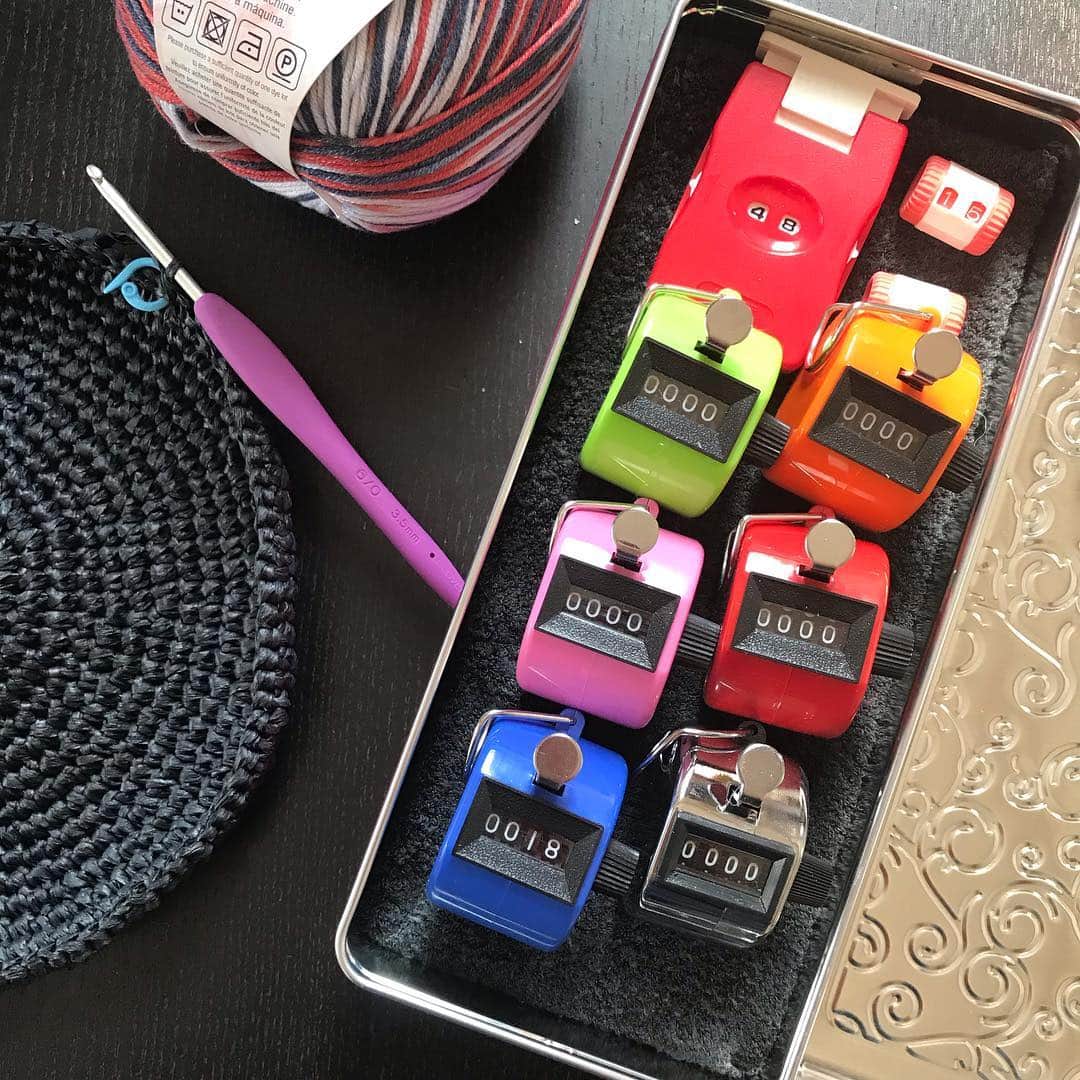 のインスタグラム：「同時進行でいくつも編んでるので密林で安いカウンターを買ってみた。カラフル6色で千円ちょい！全然使える👍オススメです！ #カウンター」