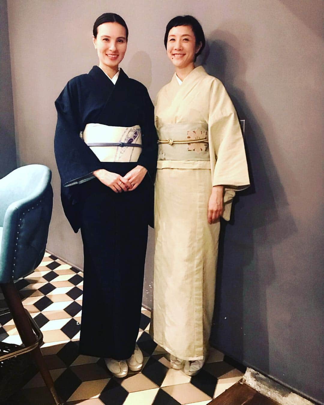 はなさんのインスタグラム写真 - (はなInstagram)「田沢美亜ちゃん(@miatazawa)とむらこ(@stylist_murayama_kayoko)と着物でoshareレストランへ。美亜ちゃんは仕立て直したお爺さまのお着物を着て、粋で可憐な姿で登場！本当に美しくて、ずっとじろじろしちゃいました(⁎⁍̴̆Ɛ⁍̴̆⁎)私は久しぶりの着物de外食することになってソース飛び散り注意警報がピコピコ。お茶のお稽古にもよく着用していた洗えるデニム着物と桜風味のデザインが施された帯を締めていきました。美亜ちゃんはお着物と茶道にとっっても詳しくて、話が尽きない！！！次回は一緒にお着物ショッピングかな？ステキなディナーをセッティングしてくれたむらこに感謝٩(๑❛ᴗ❛๑)۶ #着物ディナー」3月31日 9時18分 - hanalovestaco