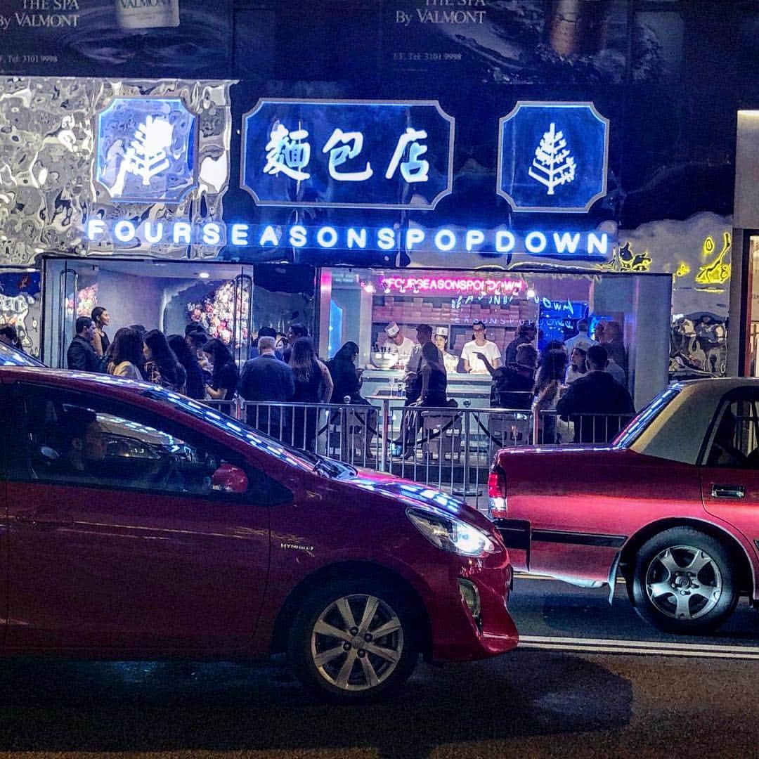 ニコライ・バーグマン・フラワーズ＆デザインさんのインスタグラム写真 - (ニコライ・バーグマン・フラワーズ＆デザインInstagram)「If you are in Hong Kong this weekend stop by and see the floral installations we made for the Four Seasons Hotel Pop-down event. #fourseasonspopdown #nicolaibergmannteam #nicolaibergmann #hongkong #ニコライバーグマン」3月31日 9時18分 - nicolaibergmann