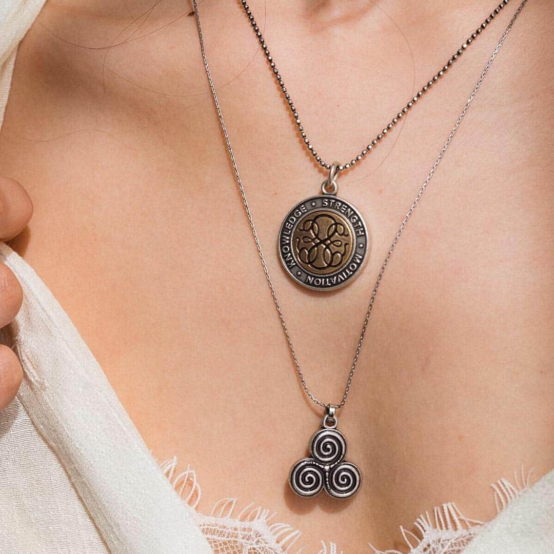 のインスタグラム：「Trending now: look layered and lovely in our two-tone necklaces. ✨ (tap to shop)」
