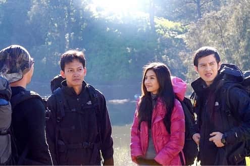 ラライン・シャーのインスタグラム：「Hari film Nasional!🎞 Terimakasih kepada teman teman perfilman Indonesia untuk dukungan dan kepercayaan yang telah saya terima sejauh ini. Terima kasih juga berkat film Indonesia saya dapat kesempatan untuk bekerja sama dengan cowok cowok ganteng dan seksi ini 😝 Hidup dan jaya Film Indonesia! #harifilmnasional #banggafilmindonesia」