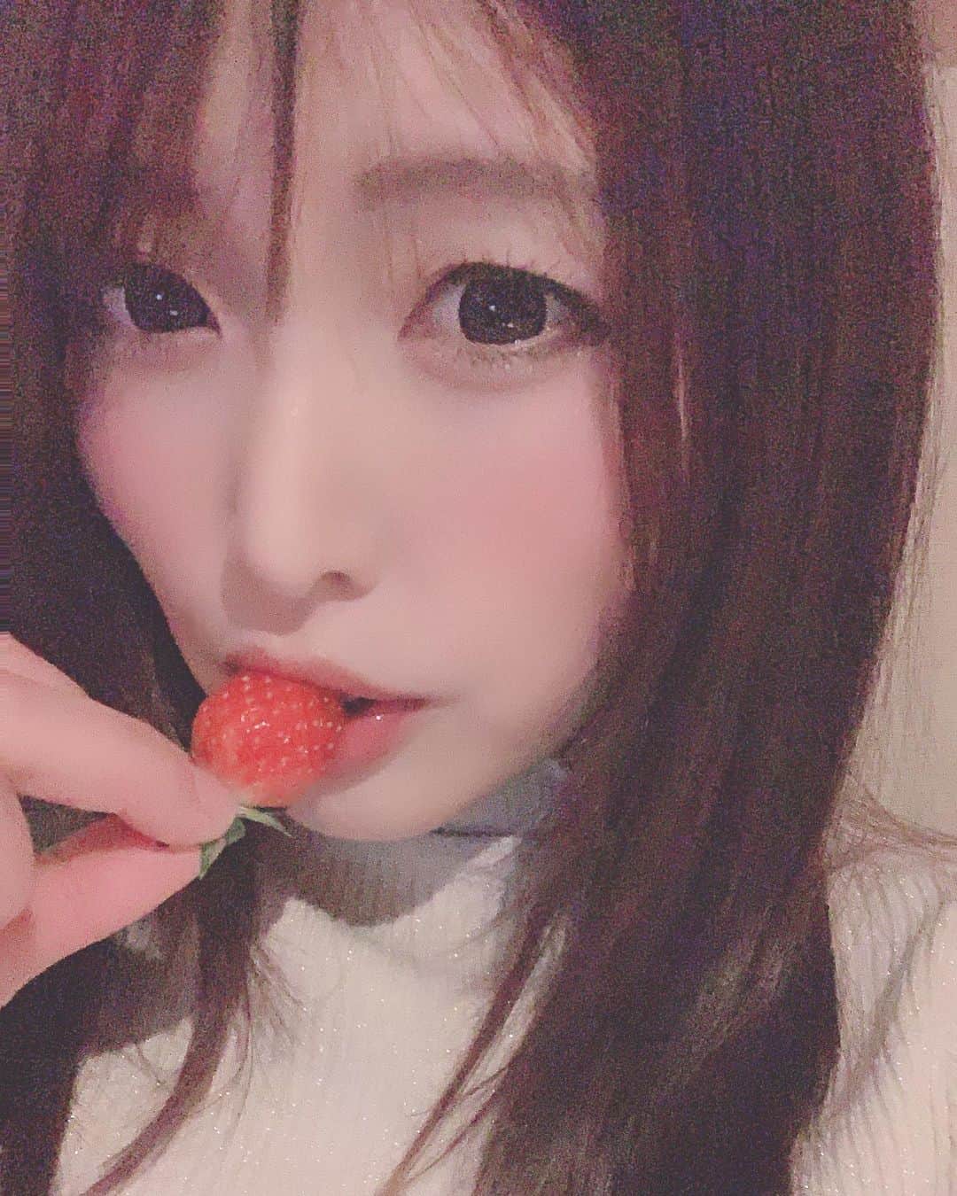 新村あかりのインスタグラム：「3コマ漫画♡ イチゴあ〜ん🥰💕」