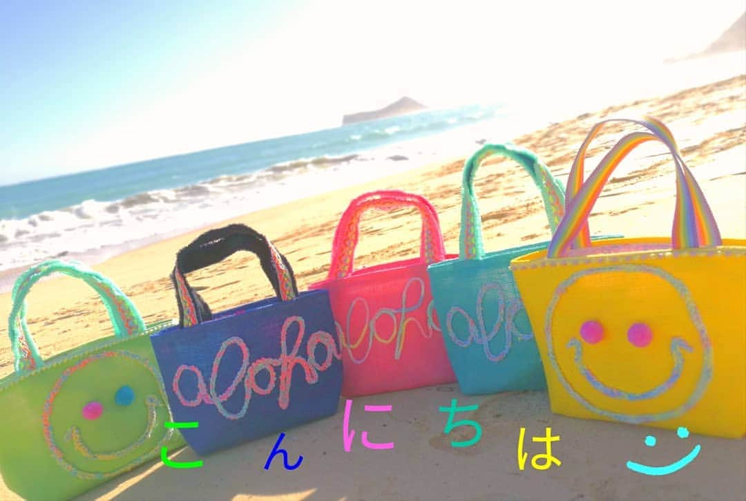 Moco Lima Hawaiiさんのインスタグラム写真 - (Moco Lima HawaiiInstagram)「Jute Tote Bags, Made By Moco  よいお天気に恵まれウキウキ気分。 皆さまステキな１日をお過ごし下さいませ♡　Aloha to U :) I feel good because nice weather. Have a great day!  #ocean#saturday#smileyface#nico#smile#beach#spring#yellow#green#blue#pink#hawaii#cute#nice#good#beautiful#shopping#mocolima#photoshoot#ハワイ好き#アロハガール#ハンドメイドバッグ#モコリマオリジナル#ハワイみやげ#こんにちは  本日も６時まで営業致しております〜！」3月31日 9時24分 - mocolimahawaii