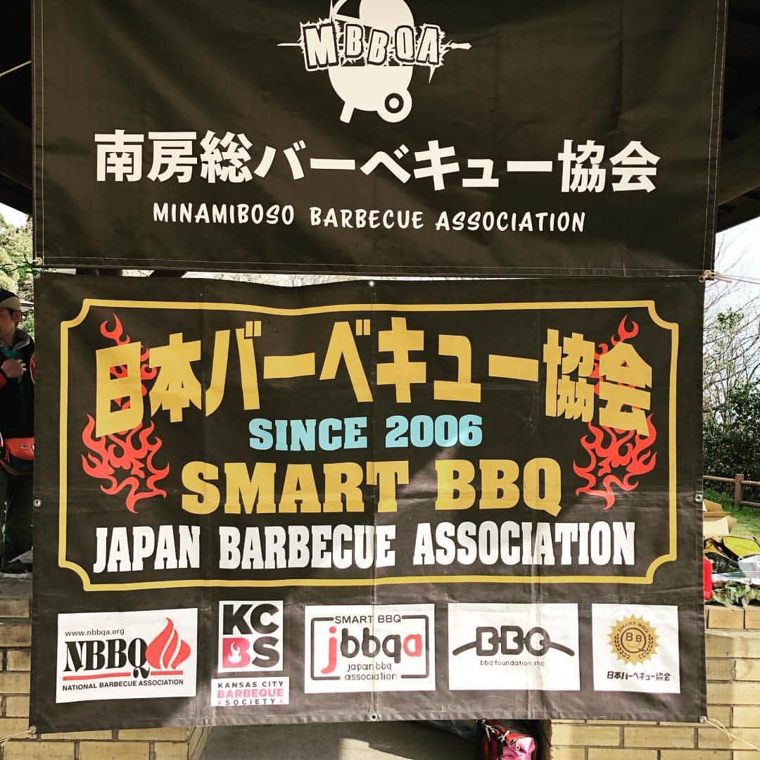 向山毅のインスタグラム：「縁あって初級バーベキューインストラクター検定を受けてきました。  一日肉と向き合う時間の中でこれまで思っていたバーベキューの概念がひっくり返る体験をしました。  今年はまだバーベキューの予定はありませんが少しはお役に立てる人材になったかなー(笑)  #bbq  #最後のページぜひご覧ください」
