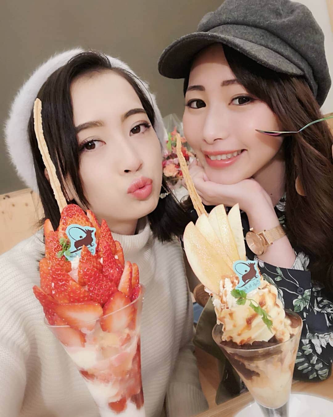 のインスタグラム：「* 金曜日にオープンしたばかりの名鉄瀬戸線「尼ヶ坂」駅すぐにある 【SAKUMACHI商店街】に遊びにいってきました～🚩 相方はしほさま(@shhh_519) 1,2pic⏩気になってるのにいつも長蛇の列で行けなかったカフェ・ド・リオン🍓 いちごパフェとタルトタタンのパフェをいただきました～！めちゃ映えてた😍 昨日は30分くらい待ったかな？最初に名前を書いて他のお店を見てる間にあっという間に名前を呼ばれました！ 📍Cafe de Lyon Palette (@cafedelyonpalette ) * 3,4pic⏩つばめパンの、オムレツサンドとフルーツソフト💟 オムレツサンド最強に美味しかった、、、！オムレツとろとろだったよ～🍳 ソフトクリームもとっても濃厚でした✨ 📍つばめパン&milk (@tsubamepan_and_milk ) * 5,6pic⏩お総菜専門店デリカキッチン！オシャレなお総菜～焼きたてパンまで😍イートインで食べてもいいし、この時期はお花見のお供にしても良さそう🌸 📍Delica Kitchen * 6pic⏩新時代の駄菓子屋～！！ 平成が終わる時代の、、次の時代の駄菓子屋って感じです💟もちろん昔懐かしい駄菓子もたくさんあったよ🍬 * * 今は第一次オープンで尼ヶ坂駅周辺のみの営業なのですが、今後続続とお店が開店し清水駅の辺りまでSAKUMACHI商店街として、賑やかになるみたいです～ 高架沿いにずーっと桜並木があって今がベストの見頃でした🌸 皆さんもお出掛けしてみてね～！ * * #SAKUMACHI商店街 #SAKUMACHI  #尼ヶ坂 #amagasaka #清水 #shimizu #名鉄瀬戸線 #名鉄 #尼ヶ坂再開発PJ #名古屋 #nagoya #ナゴレコ #あいなご #名古屋カフェ #名古屋ランチ #カフェドリオン #パフェ #パフェ部 #つばめパン #玉子サンド #オムレツサンド #デリ  #お花見 #🌸」