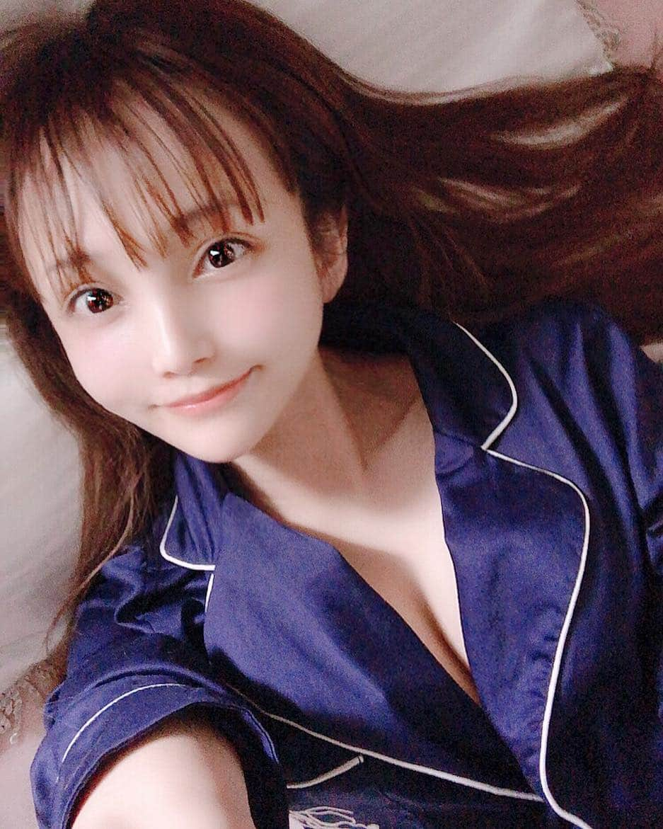 宇佐美あいりさんのインスタグラム写真 - (宇佐美あいりInstagram)「#おはよう さぎ🐰💓雨☔️止んでお天気良いね😊🌸画像は昨日のすっぴんシリーズ好評だったので削除しようと思ってた違うバージョンもあげりゅ🤭💕w #グラドル自画撮り部#童顔#babyface#すっぴん#どすっぴん#すっぴん美人#ナチュラル#sexy#cute#エロ#エロカワ#お姉さん#谷間#巨乳#胸#fカップ#おっぱい#美乳#巨乳好き#シャツ#パジャマ#寝起き#毛が薄いから#眉毛#ほしい#アートメイク#したい#japanesegirl#followme」3月31日 9時35分 - airi.usami_official