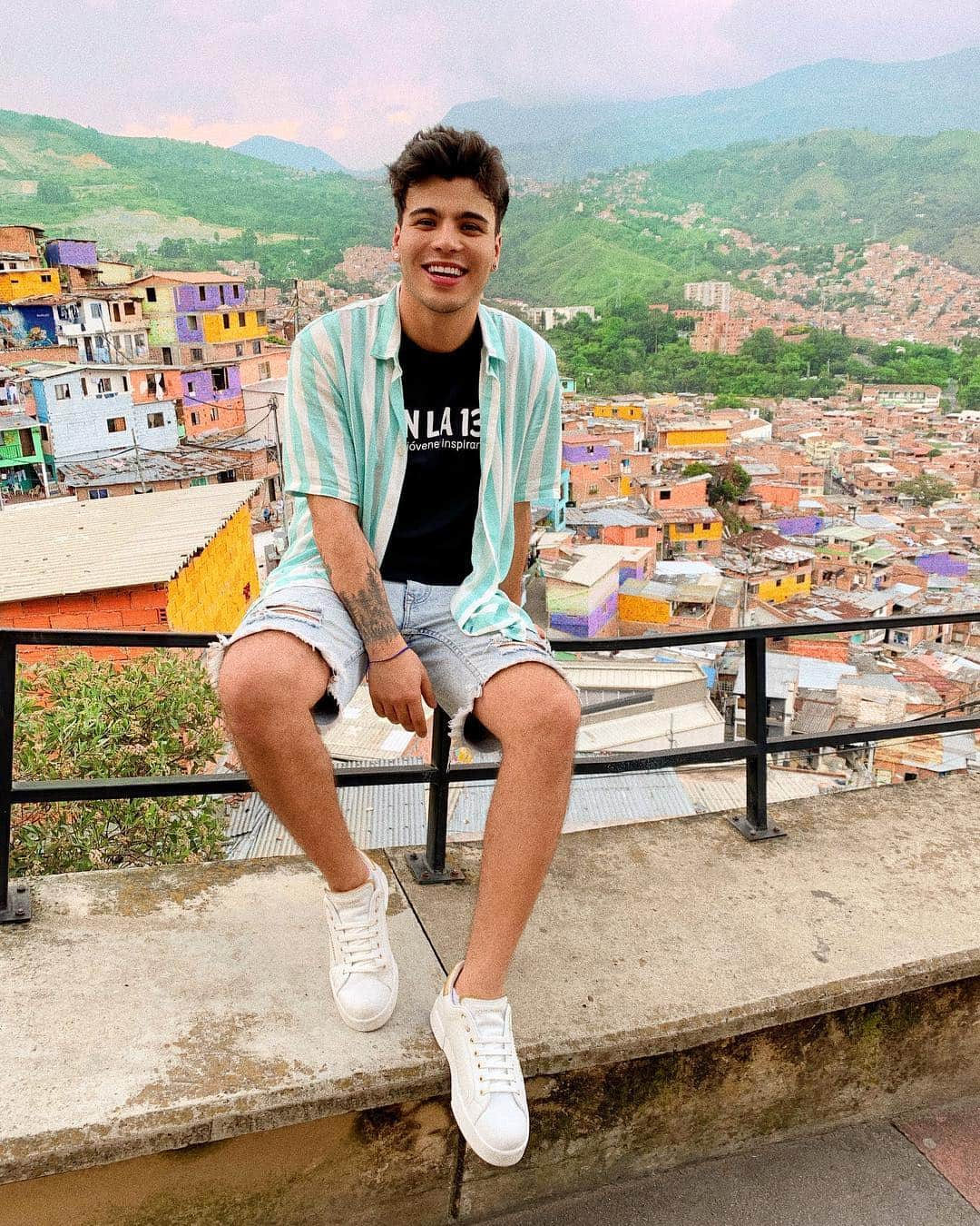 Sebastián Villalobosさんのインスタグラム写真 - (Sebastián VillalobosInstagram)「Hoy tuve la inmensa oportunidad de conocer la Comuna 13 de Medellín, conocida por cientos de terribles historias que ocurrieron en ella en el pasado; Hoy, un lugar mágico, donde la amabilidad, calidez y cariño de su gente te hacen sentir parte de ellos. Arte, cultura, sueños, comida (deli), historias y un sin fin de enseñanzas para la vida es lo que adorna este lugar. Agradezco a Dios por ponerme hoy en este espacio tan maravilloso al que no dudaría en volver y a cada persona que hizo parte de este momento tan cargado de buena energía. Un ejemplo perfecto de cambio radical, lo que toda la comunidad, y especialmente nosotros la juventud ha hecho por este lugar es sencillamente algo de otro mundo. Admiración y respeto a todos los que hicieron de la Comuna 13 lo que es hoy. ——————— Gracias @alcaldiademed por hacer posible esta aventura.」3月31日 9時35分 - sebas