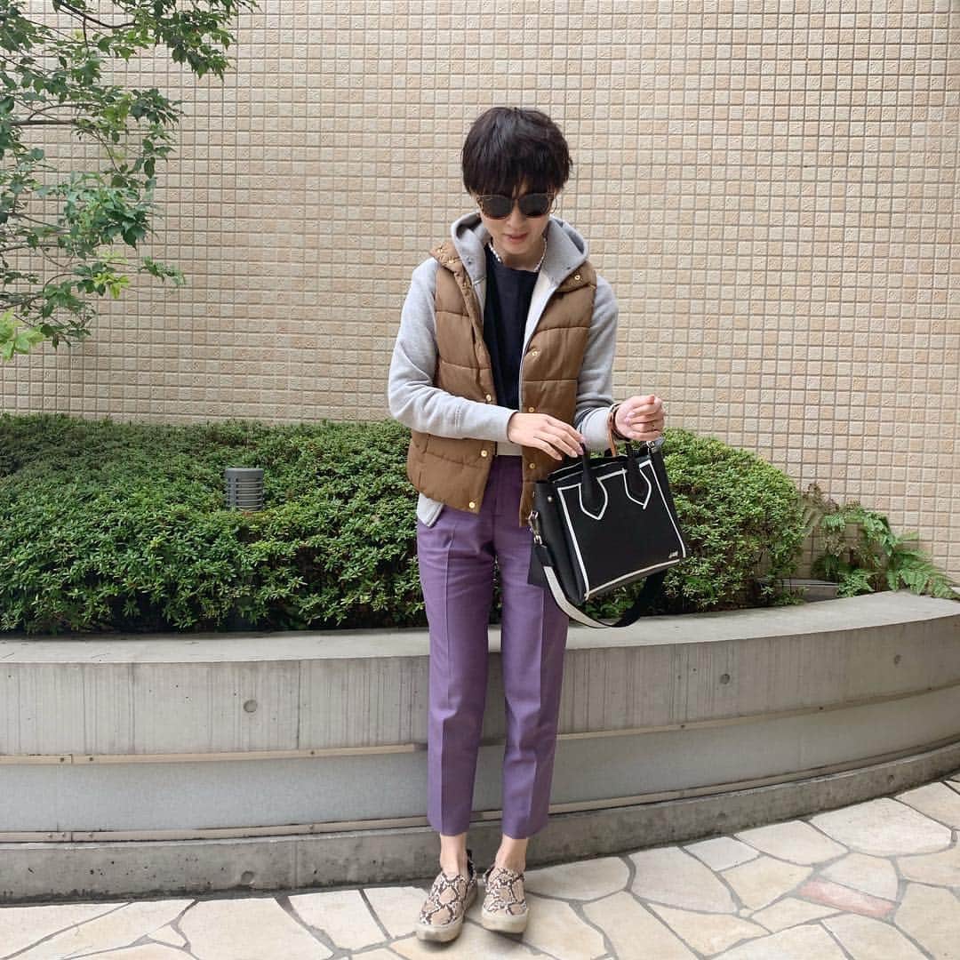 のインスタグラム：「新しいパープルパンツでお出かけ♡ きれいめのパンツだけど、パーカーにダウンベストでカジュアルダウンしました。 . パーカー @dressterior_official  ダウンベスト @gu_for_all_  Tシャツ&ボトムス @styledeli_official  スリッポン @zara アクセサリー #レスブリス サングラス @milaowen_official  バッグ @giannichiarini_jp @giannichiarini . #アラフォーママ #アラフォーファッション #ママファッションプチプラ #ママスタイル #ママさんと繋がりたい #ママスタグラム #ワーキングママ #コーディネート #アラフォーコーディネート #アラフォーママコーデ #コーデ女子 #locari #jマダムのおしゃれ #春コーデ #パーカーコーデ #ドレステリア #ドレステリアパーカー」
