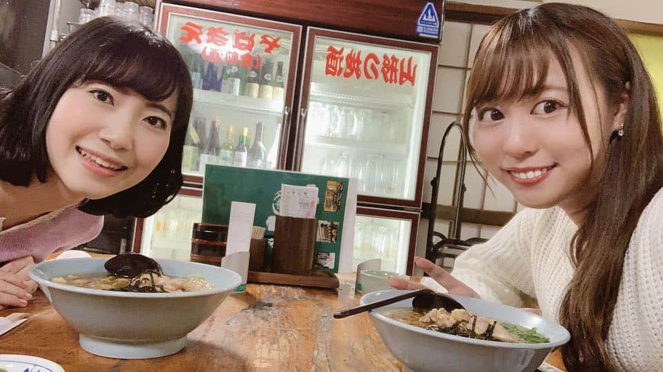 菅原智郁さんのインスタグラム写真 - (菅原智郁Instagram)「きのう、#山形ワイヴァンズ と #茨城ロボッツ の試合の観戦ツアーで、友人が茨城から山形に来てくれました☺️💓 日立市観光大使などをやっている、かすみちゃん(@1220kasumin)です！ 大学時代にほんの少しだけ被写体をやらせてもらってて、そのときに出会った友達なんです✨  かわいくて自慢の友達。 2枚目は、3～4年前に一緒に撮影したときの写真📸(若い) .  夜に時間があったので、天童の #水車生そば で #鳥中華 食べました！ 安定のおいしさ✨ お客さんの半分くらいが、試合観戦ツアーの茨城の人たちだった…笑 . 思い出話などに花が咲きました🌸 . #山形 #茨城 #バスケ #バスケットボール #B2リーグ #天童 #グルメ #美人時計 #休日 #アナウンサー」3月31日 9時39分 - tomotomokaaaa22