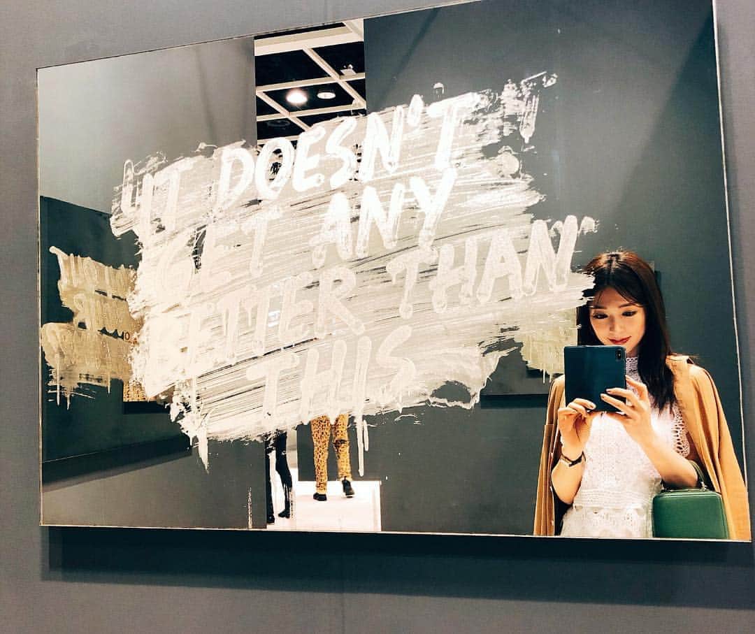 西山真以さんのインスタグラム写真 - (西山真以Instagram)「* Art Barsel Hong Kong 2019  アジア最大級のアートフェアであるアートバーゼル香港。  今年は32カ国から249のギャラリーが出展されており、沢山のアート作品に触れることができました。  先入観なく見られるコンテンポラリーアートばかりで、とても新鮮かつ刺激的。 もう一度じっくり見たいくらい 本当に楽しかった❤︎ . . アート作品は勿論のこと、その日の招待客たちの煌びやかさを眺めるのも楽しく、久しぶりに高揚感を覚える空間でした✨ . またBaselやMiamiで開催されるものにも行ってみたいな✈︎ . . #artbasel #artbaselhongkong  #2019 #0327 #hongkong」3月31日 9時41分 - mai0830