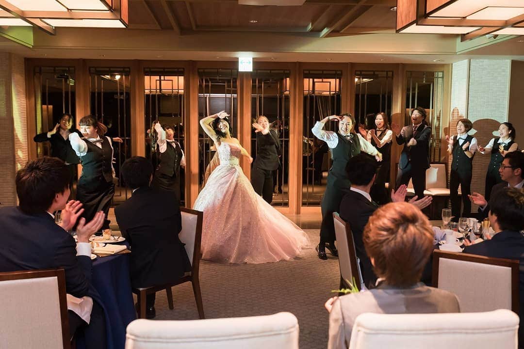 フォーチュン イン ザ テラス ≪新潟県新潟市：結婚式場≫さんのインスタグラム写真 - (フォーチュン イン ザ テラス ≪新潟県新潟市：結婚式場≫Instagram)「🍀 スマイルレポート . . 新婦様がだいすきなダンスで結ぶ。 だいすきなチームメンバーの方々と一緒に ゲストのみな様へのサプライズ... . 【 フラッシュモブ 】 . . 結びのチームメンバーの方からの お手紙のシーンは 様々な想いが重なり、交差し、しっかりと新婦様に届き 感動的なシーンでした。 . . . . フォーチュン イン  ザ テラスのホームページでは 様々なお客様の結婚式のレポートをアップしています。 是非是非、チェックしてみてくださいね👇 https://www.dearswedding.jp/fortune-in-the-terrace/report/」3月31日 9時42分 - fortune_wedding