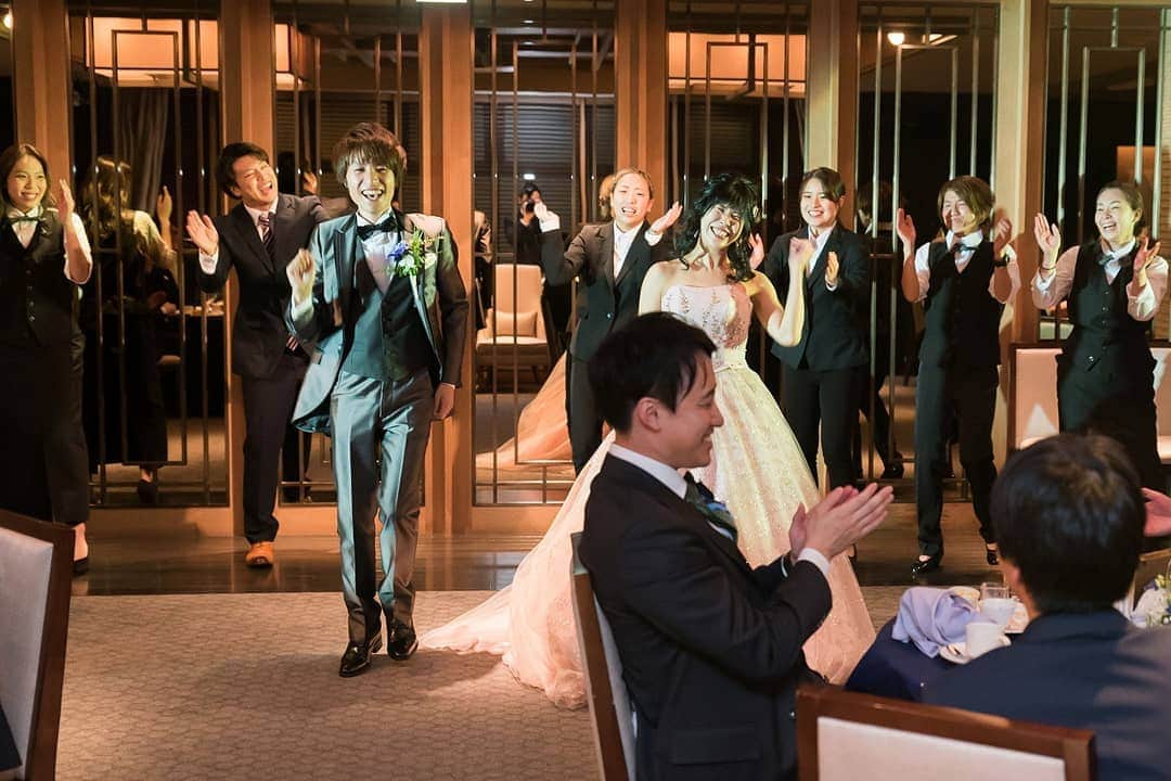フォーチュン イン ザ テラス ≪新潟県新潟市：結婚式場≫さんのインスタグラム写真 - (フォーチュン イン ザ テラス ≪新潟県新潟市：結婚式場≫Instagram)「🍀 スマイルレポート . . 新婦様がだいすきなダンスで結ぶ。 だいすきなチームメンバーの方々と一緒に ゲストのみな様へのサプライズ... . 【 フラッシュモブ 】 . . 結びのチームメンバーの方からの お手紙のシーンは 様々な想いが重なり、交差し、しっかりと新婦様に届き 感動的なシーンでした。 . . . . フォーチュン イン  ザ テラスのホームページでは 様々なお客様の結婚式のレポートをアップしています。 是非是非、チェックしてみてくださいね👇 https://www.dearswedding.jp/fortune-in-the-terrace/report/」3月31日 9時42分 - fortune_wedding