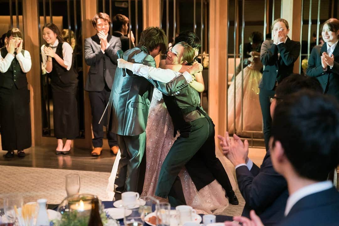 フォーチュン イン ザ テラス ≪新潟県新潟市：結婚式場≫さんのインスタグラム写真 - (フォーチュン イン ザ テラス ≪新潟県新潟市：結婚式場≫Instagram)「🍀 スマイルレポート . . 新婦様がだいすきなダンスで結ぶ。 だいすきなチームメンバーの方々と一緒に ゲストのみな様へのサプライズ... . 【 フラッシュモブ 】 . . 結びのチームメンバーの方からの お手紙のシーンは 様々な想いが重なり、交差し、しっかりと新婦様に届き 感動的なシーンでした。 . . . . フォーチュン イン  ザ テラスのホームページでは 様々なお客様の結婚式のレポートをアップしています。 是非是非、チェックしてみてくださいね👇 https://www.dearswedding.jp/fortune-in-the-terrace/report/」3月31日 9時42分 - fortune_wedding