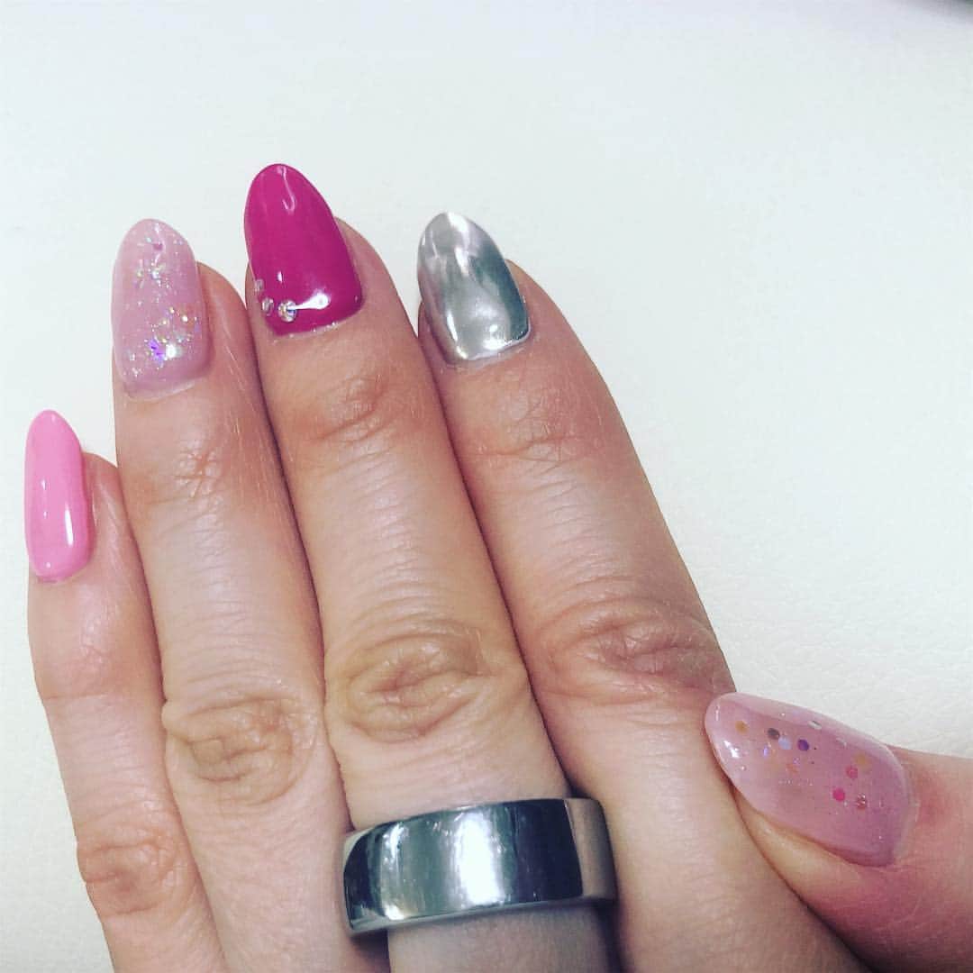 Arisa Nanaseさんのインスタグラム写真 - (Arisa NanaseInstagram)「changed my nail to spring🌸 #nail #spring #pink #mirror  #ネイル #春ネイル #ピンク #ラメ #ミラーネイル #ストーン #ネイルデザイン #4月」3月31日 9時44分 - arisa.nanase