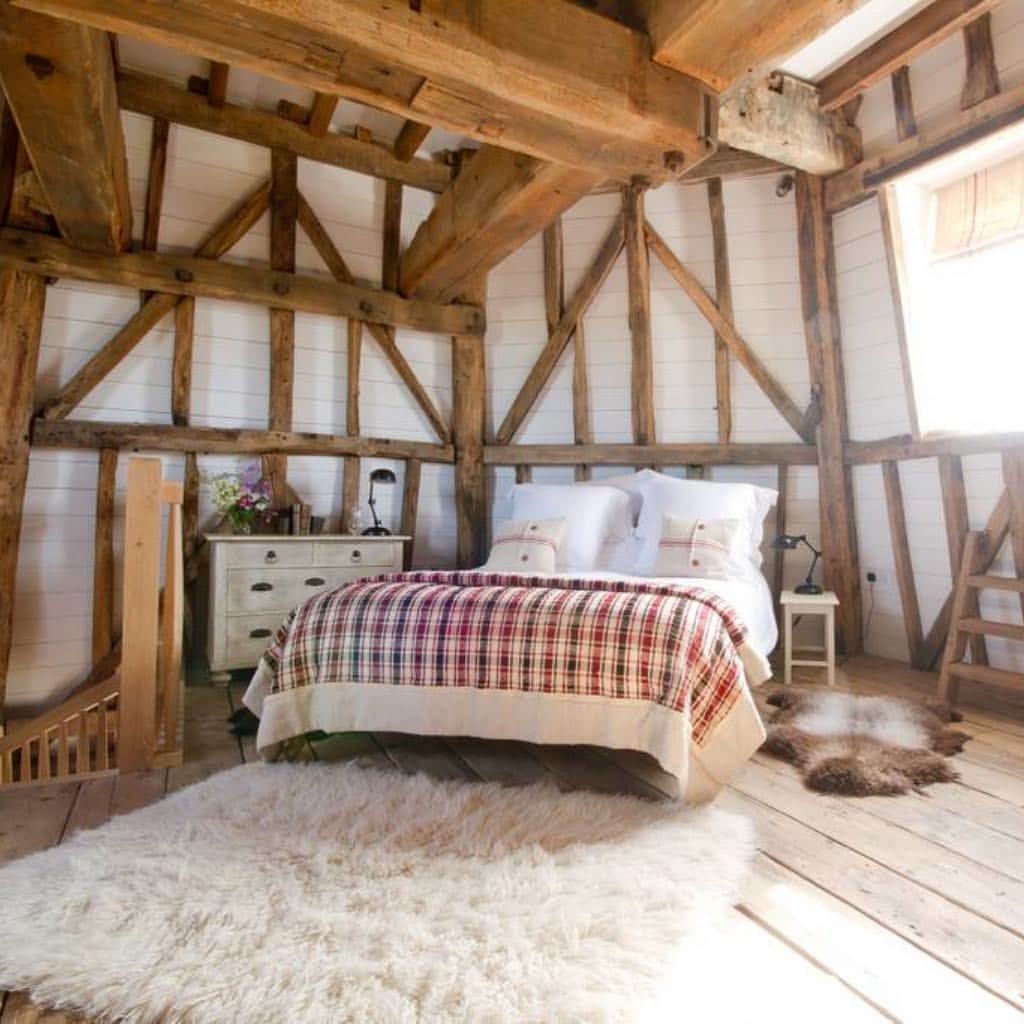 Airbnbさんのインスタグラム写真 - (AirbnbInstagram)「This historic windmill has been transformed into a relaxing four-story retreat. Stop at the Bull at Benenden for a cozy fireside lunch or head to the coast for a horseback ride along the dunes of Camber Sands. Additional local tips provided by Clare, your Superhost. Eggs for breakfast provided by the chickens downstairs.」3月31日 9時53分 - airbnb