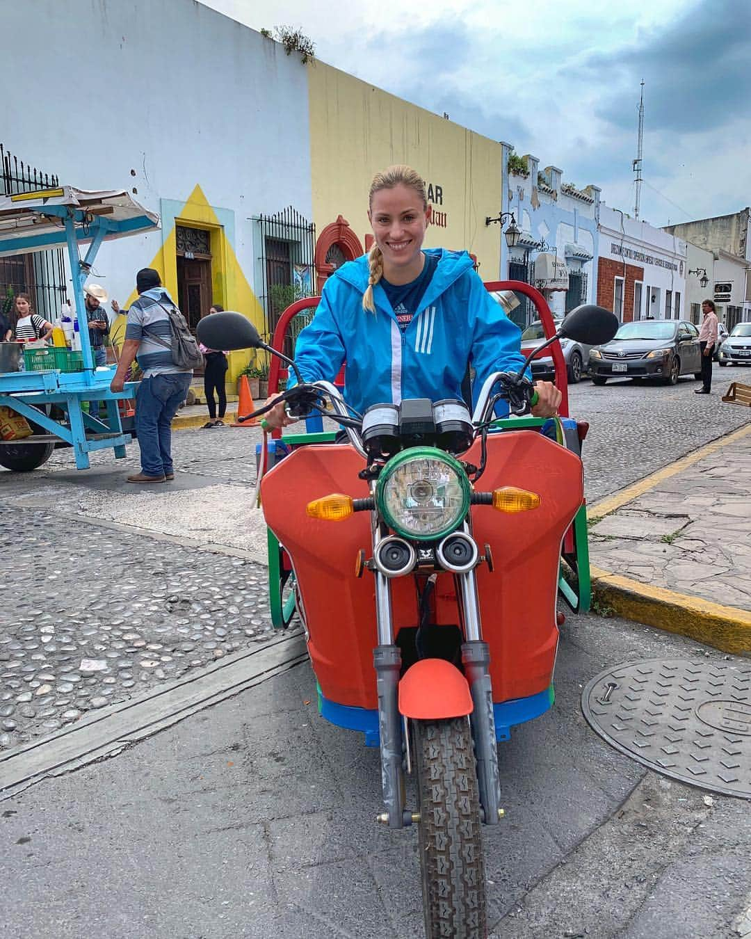 アンジェリーク・ケルバーさんのインスタグラム写真 - (アンジェリーク・ケルバーInstagram)「That‘s how you get around town here 😂🛵 So nice to be back! I‘ve missed this place 😍🇲🇽 @abiertognpseguros」3月31日 9時54分 - angie.kerber