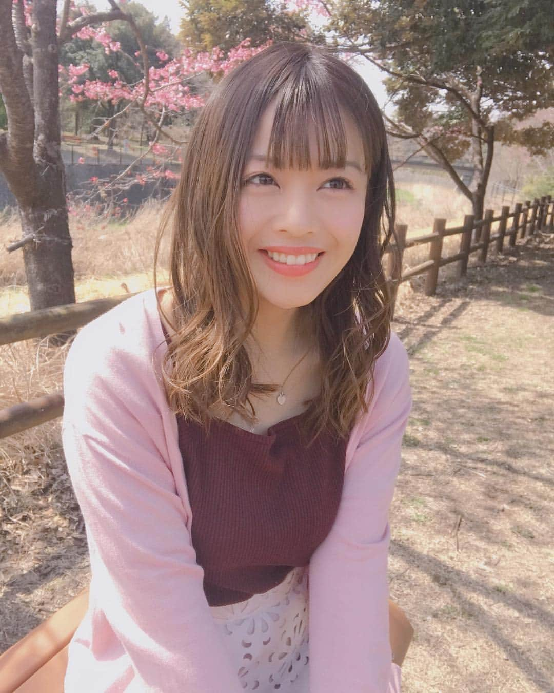 石倉侑芽さんのインスタグラム写真 - (石倉侑芽Instagram)「今日はお花見日和ですね🌸💓 皆さん良い一日をお過ごしください😊 花粉症の方には辛い日かも？🤧 . お花見#ゆめちんコーデ 👗💓 3枚目に全身があるよっ cardigan... @rirandture_official #rirandture tops... @gu_for_all_ #gu skirt... @mercuryduo_com #mercuryduo  shoes... @nike #nike . 淡いピンクのロングカーデにカットワークスカート💐 締め色はブラウンで💓 さくらもちコーデ🌸笑 . #コーディネート#春コーデ#お花見コーデ #ピンクコーデ#ロングカーディガン#デート感 #私服#ゆめちん#春服#お花見#🌸 #coordinate#ootd#wear#fashion#styling」3月31日 9時52分 - yume8115